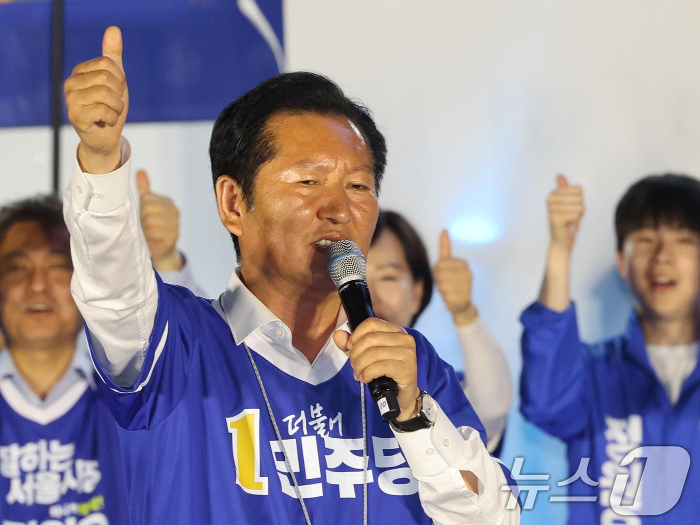 본문 이미지 - 정청래 더불어민주당 대표가 2일 오후 서울 청계광장에서 유권자들에게 지지를 호소하고 있다. 2026.6.2 ⓒ 뉴스1 황기선 기자