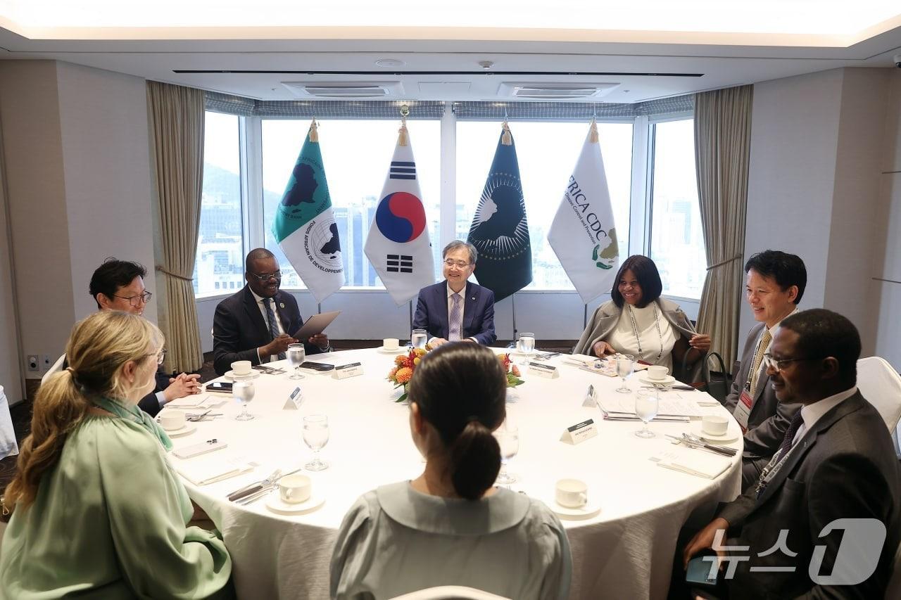 본문 이미지 - 2일 외교부에 따르면 조 장관은 전날인 1일 서울에서 가나, 소말리아, 탄자니아, 튀니지, 케냐, 앙골라, 르완다, 베냉, 알제리, 상투메프린시페, 보츠와나 등 11개국 외교장관과 양자회담을 가진 데 이어 이날에는 아프리카연합(AU), 아프리카개발은행(AfDB), 아프리카 질병통제예방센터(Africa CDC) 대표들과 조찬을 함께하고 나이지리아, 말라위, 감비아, 토고, 남수단, 이집트 외교장관과 각각 회담했다.(외교부 제공).
