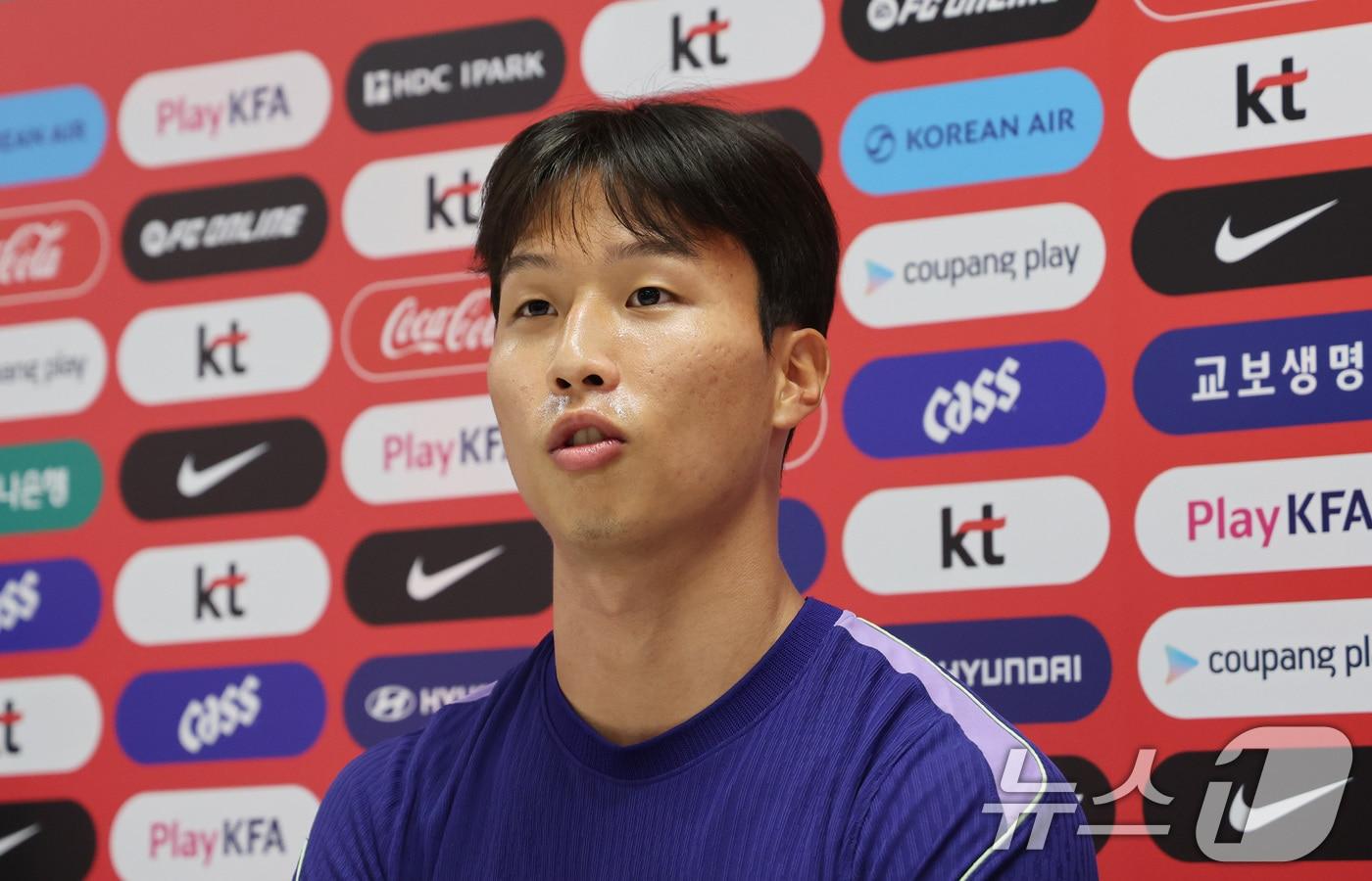 본문 이미지 - 대한민국 축구국가대표팀 엄지성이 19일(현지시간) 멕시코 과달라하라 인근 대한민국 축구대표팀의 베이스캠프 훈련장인 사포판 치바스 바예 베르데에서 훈련에 앞서 인터뷰를 하고 있다. ⓒ 뉴스1 박지혜 기자