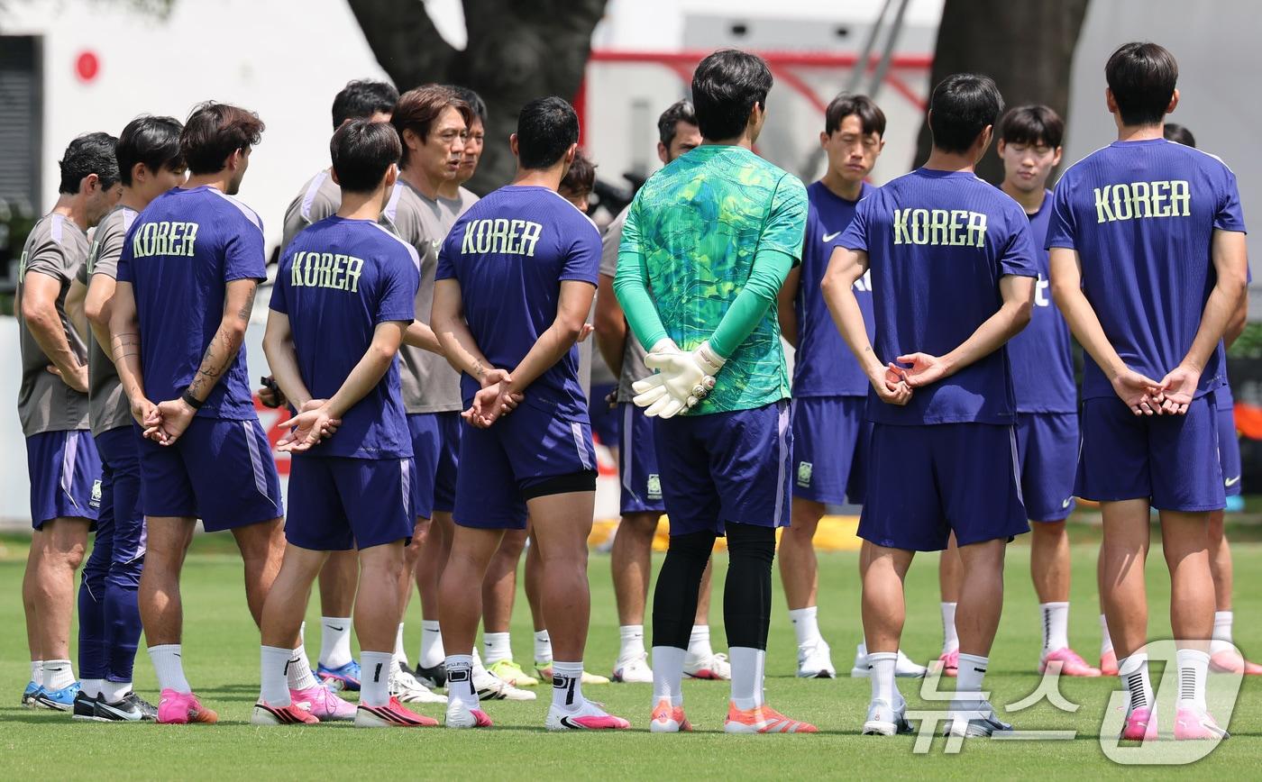 본문 이미지 - 홍명보 대한민국 축구 국가대표팀 감독이 19일(현지시간) 멕시코 과달라하라 인근 사포판에 위치한 베이스캠프 훈련장 치바스 바예 베르데에서 회복 훈련에 앞서 선수들과 이야기를 하고 있다. 2026.6.20 ⓒ 뉴스1 임세영 기자