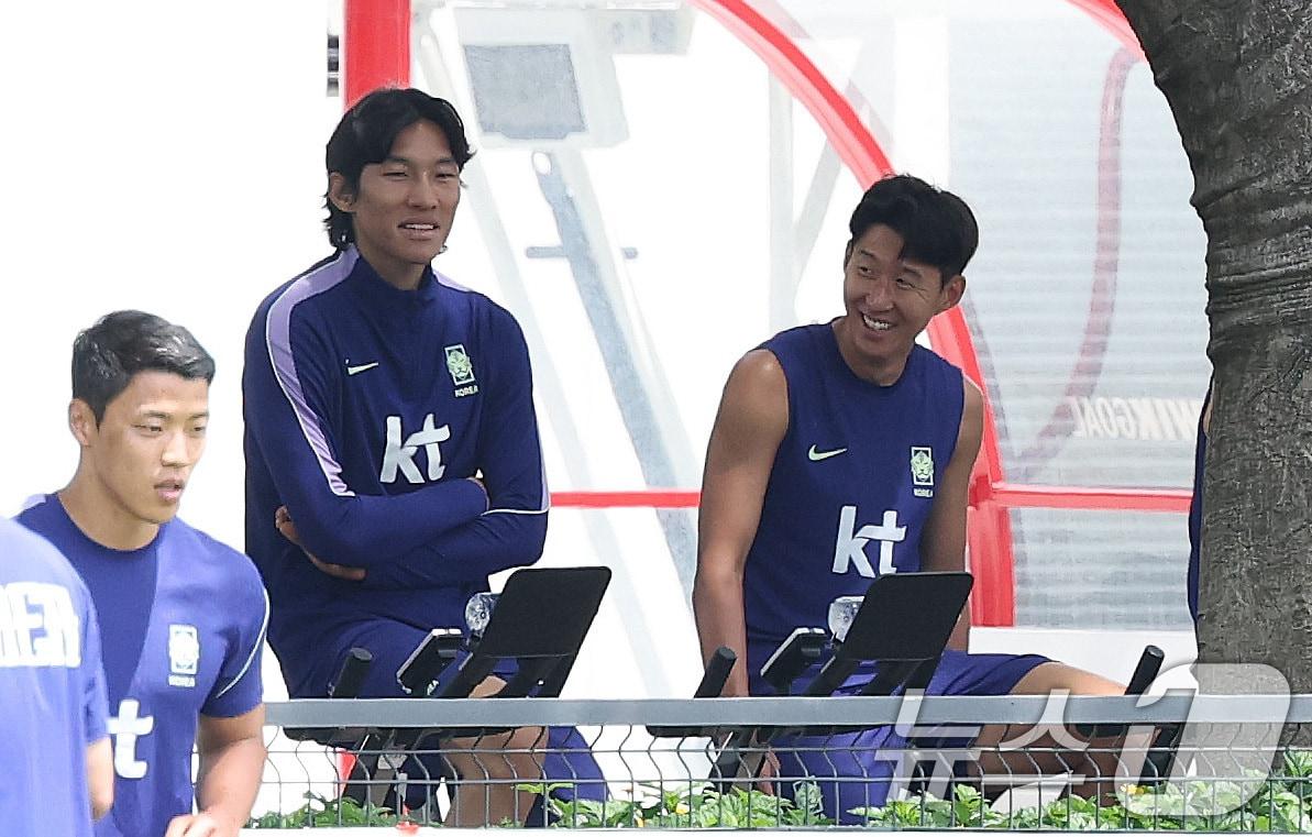 본문 이미지 - 대한민국 축구 국가대표팀 손흥민과 김승규가 19일(현지시간) 멕시코 과달라하라 인근 사포판에 위치한 베이스캠프 훈련장 치바스 바예 베르데에서 회복 훈련을 하고 있다. ⓒ 뉴스1 임세영 기자