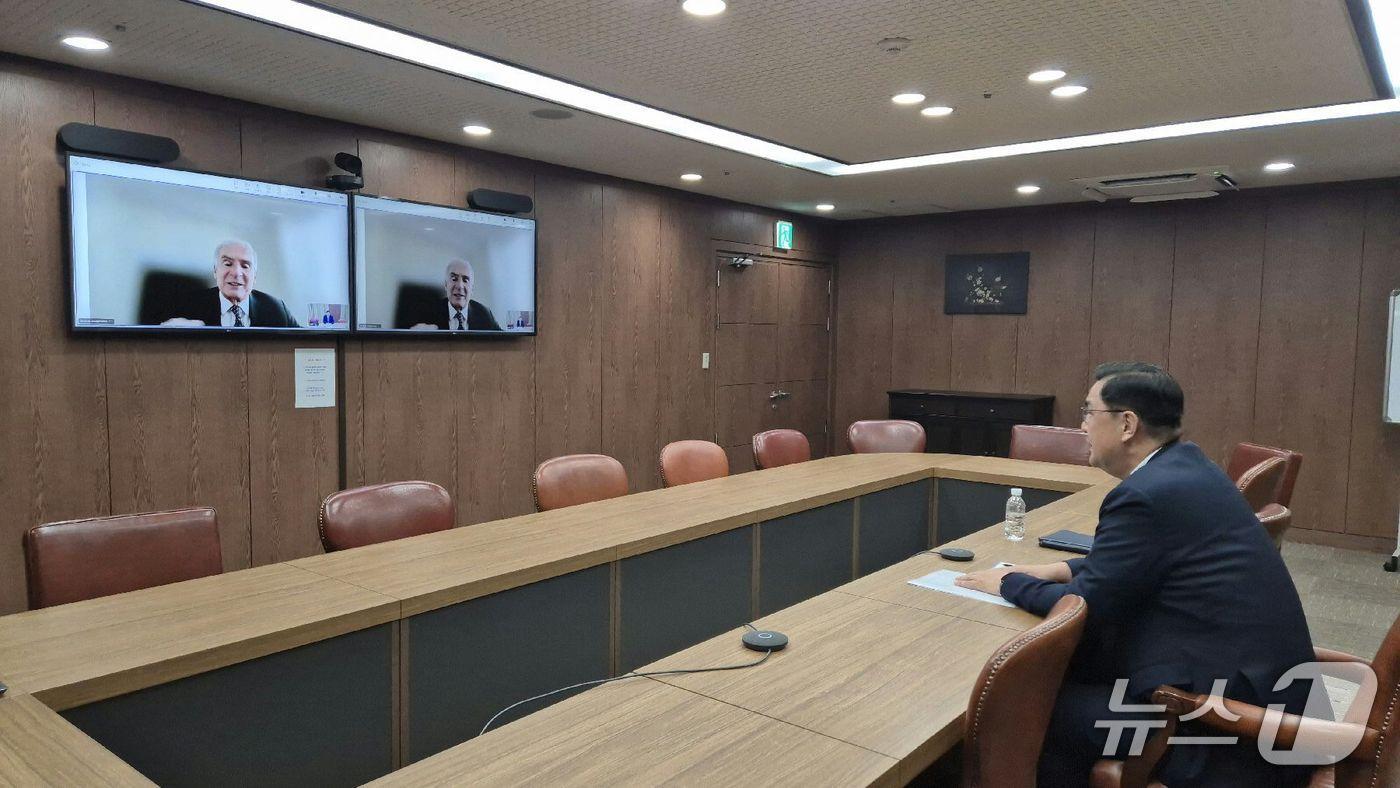 본문 이미지 - 19일 이경철 외교부 중동평화 정부대표가 장 아르노 유엔 사무총장 중동특사와 화상 면담을 진행하는 모습 (외교부 제공)