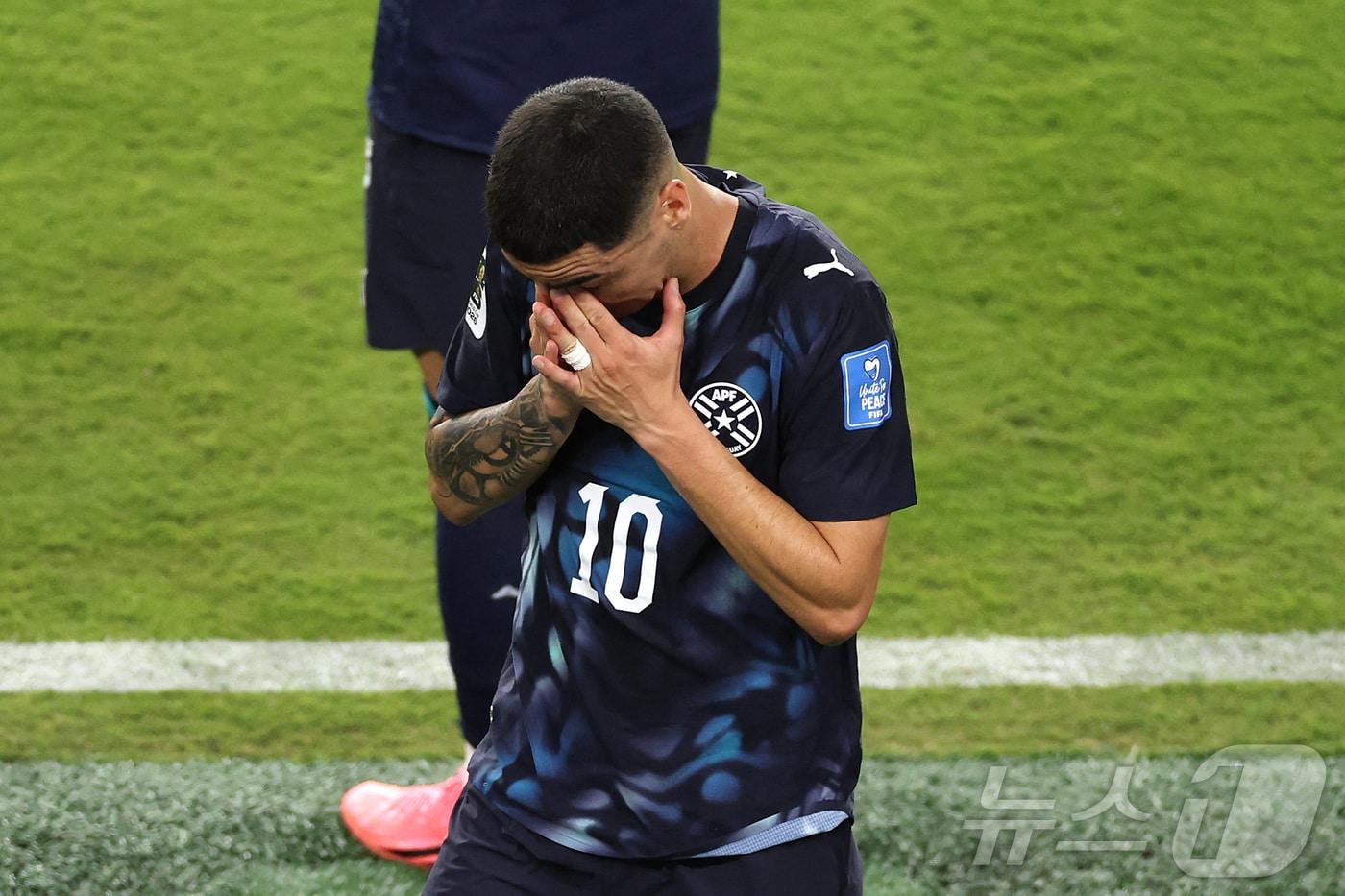 본문 이미지 - 파라과이 미겔 알미론이 20일(한국시간) 열린 튀르키예와 2026 FIFA 북중미 월드컵 D조 조별리그 2차전에서 전반 추가시간 퇴장당했다. ⓒ AFP=뉴스1