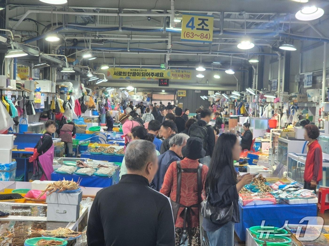 본문 이미지 - 주말인 20일 강원 동해안 최대 어장인 주문진항 어판장에 횟감을 고르려는 나들이객들로 붐비고 있다. 2026.6.20/뉴스1 윤왕근 기자