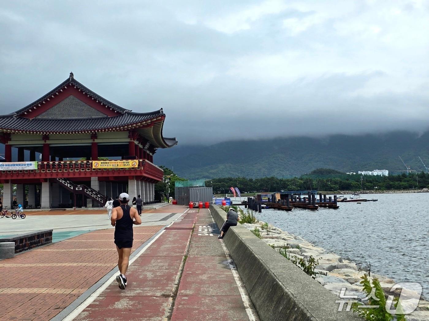 본문 이미지 - 20일 오후 경남 창원시 진해루에서 시민들이 가벼운 산책과 운동을 하고 있다. 2026.6.20ⓒ 뉴스1 이주현 기자