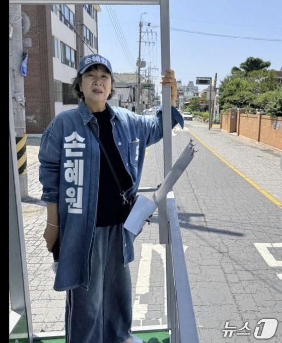 본문 이미지 - 혜원 무소속 전남목포시 의원이 63지방선거에서 지지를 호소하던 모습. (SNS 갈무리) ⓒ 뉴스1