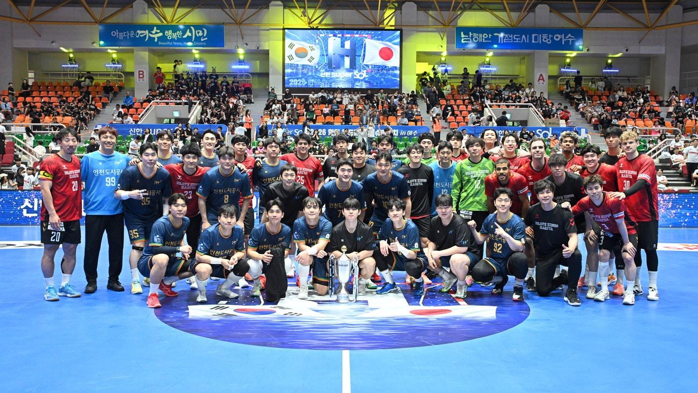 본문 이미지 -  '신한 super SOL 2026 한일 핸드볼 클럽 슈퍼매치 in 여수' 남자부 경기 단체 사진(한국핸드볼연맹 제공) 
