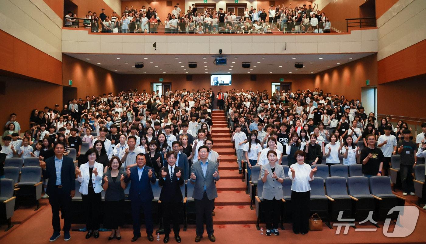본문 이미지 - 용인시장학재단이 지난 20일 용인시청에서 개최한 '2026년도 장학증서 수여식'때 모습.(용인시 제공)