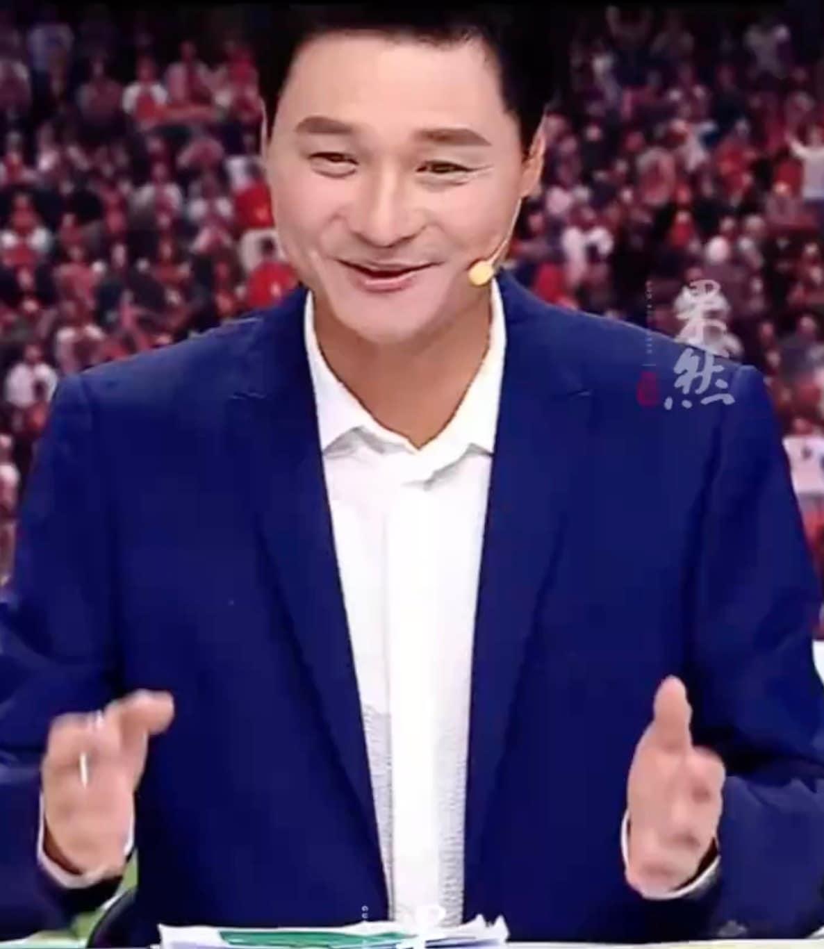 본문 이미지 - 지난 17일 오스트리아와 요르단의 월드컵 경기를 중계하는 중국 축구선수 출신 해설자 리이(李毅·47). (사진=바이두 영상 갈무리)