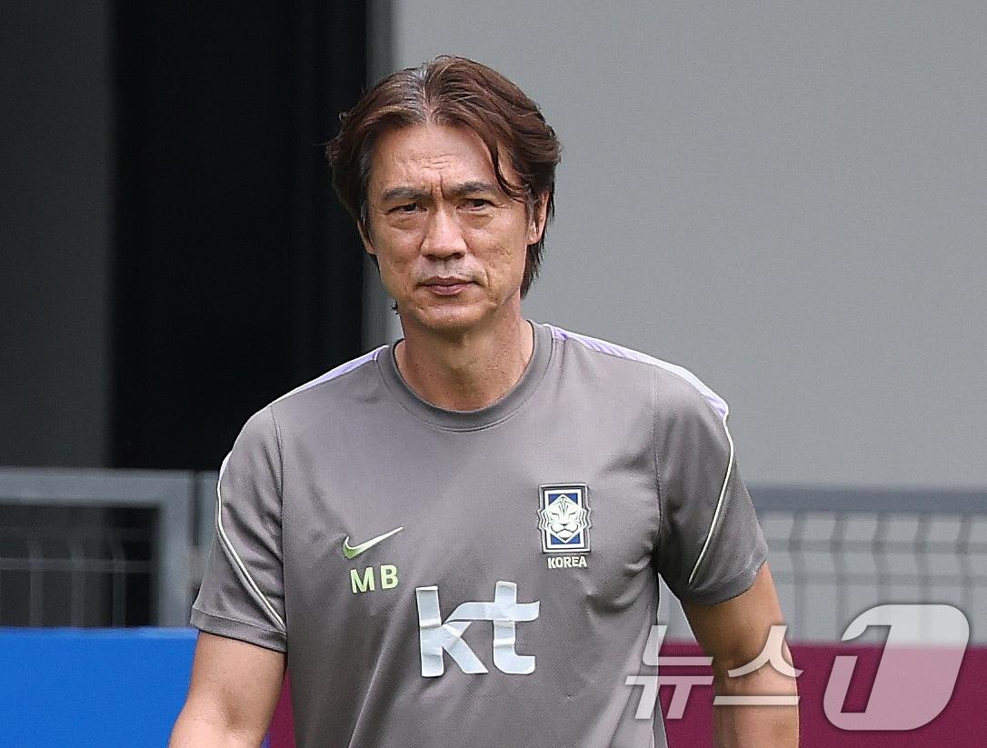 본문 이미지 - 대한민국 축구국가대표팀 홍명보 감독이 19일(현지시간) 멕시코 과달라하라 인근 대한민국 축구대표팀의 베이스캠프 훈련장인 사포판 치바스 바예 베르데에서 회복훈련에 참석해 선수들을 지켜보고 있다. 2026.6.20 ⓒ 뉴스1 박지혜 기자