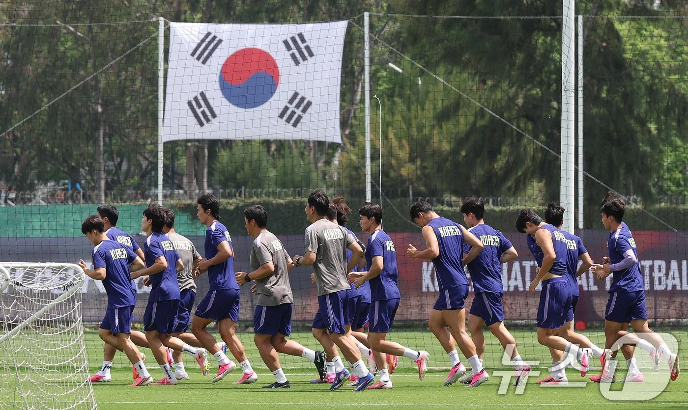 본문 이미지 - 대한민국 축구국가대표팀 선수들이 19일(현지시간) 멕시코 과달라하라 인근 대한민국 축구대표팀의 베이스캠프 훈련장인 사포판 치바스 바예 베르데에서 회복 훈련을 하고 있다. 2026.6.20 ⓒ 뉴스1 박지혜 기자