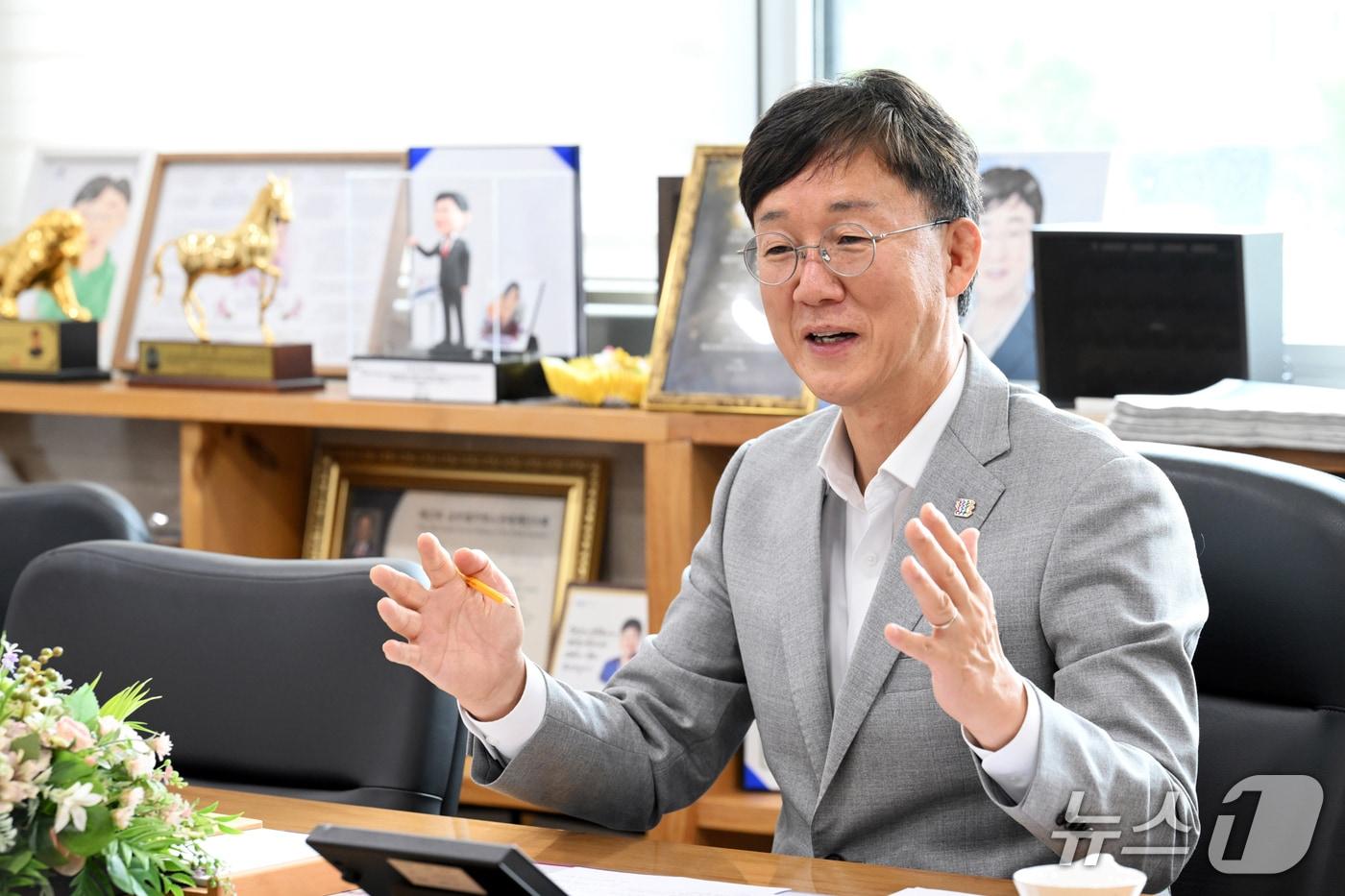 본문 이미지 - 이민근 안산시장이 취재진과 인터뷰를 나누는 모습.(안산시 제공)