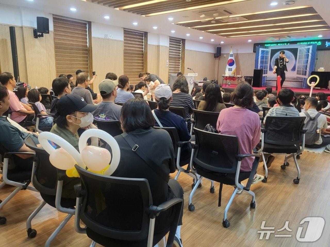 본문 이미지 - 증평군가족센터 마술공연 모습.(증평군 제공. 재판매 및 DB금지)/뉴스1