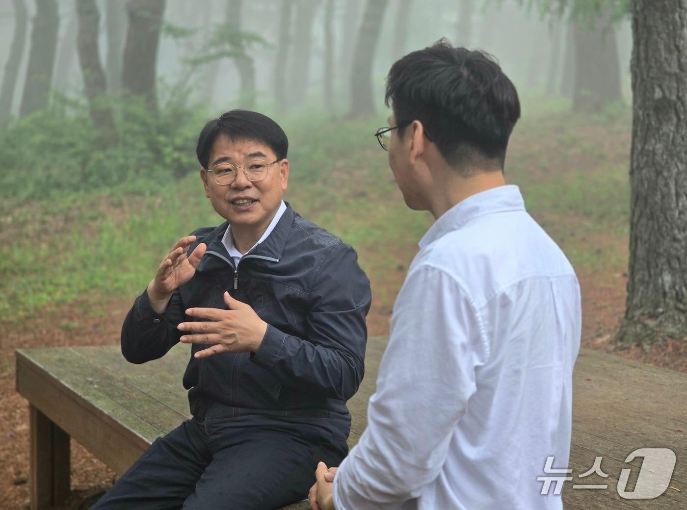 본문 이미지 - 윤일현 금정구청장이19일 금정산성 동문 일원에서 뉴스1과 인터뷰를 하고 있다.2026.6.19ⓒ 뉴스1 이주현 기자
