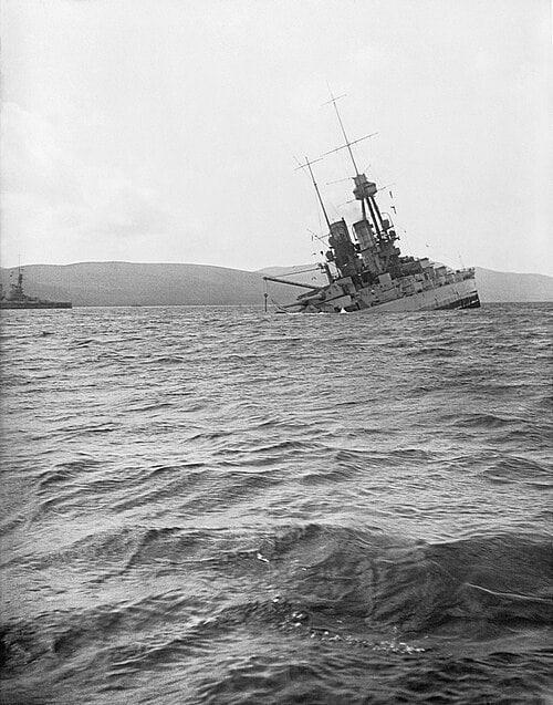 본문 이미지 - 침몰 중인 독일 제국 해군의 대양함대 소속 군함. (출처: Royal Navy official photographer (C. W. Burrows), 1919, Public domain, via Wikimedia Commons)