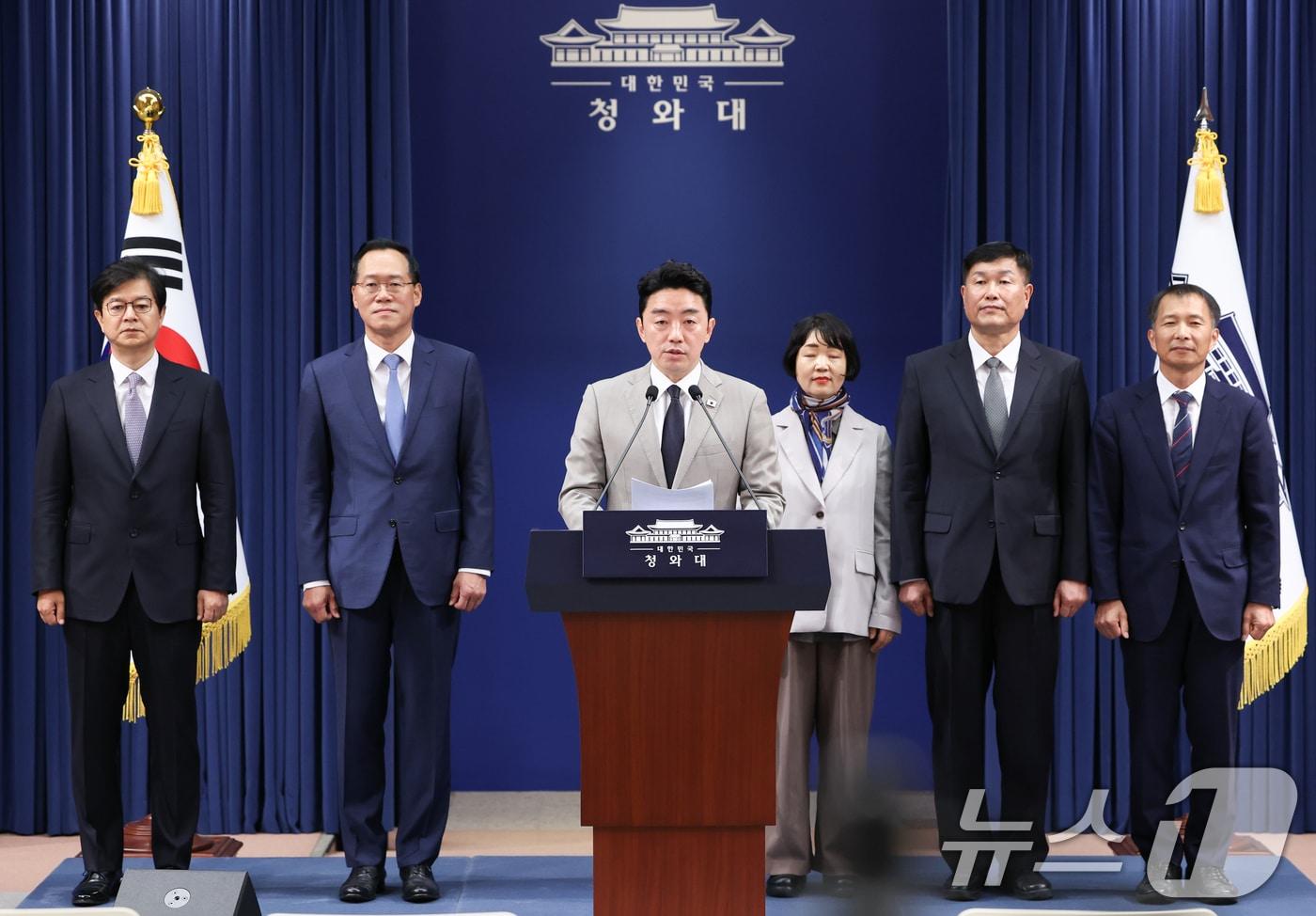 본문 이미지 - 왼쪽부터 성기홍 홍보소통수석비서관, 한찬식 민정수석비서관, 강 비서실장, 김경자 사회수석비서관, 강건작 국가안보실 제1차장, 송기호 국가안보실 제3차장. 2026.6.21 ⓒ 뉴스1 허경 기자