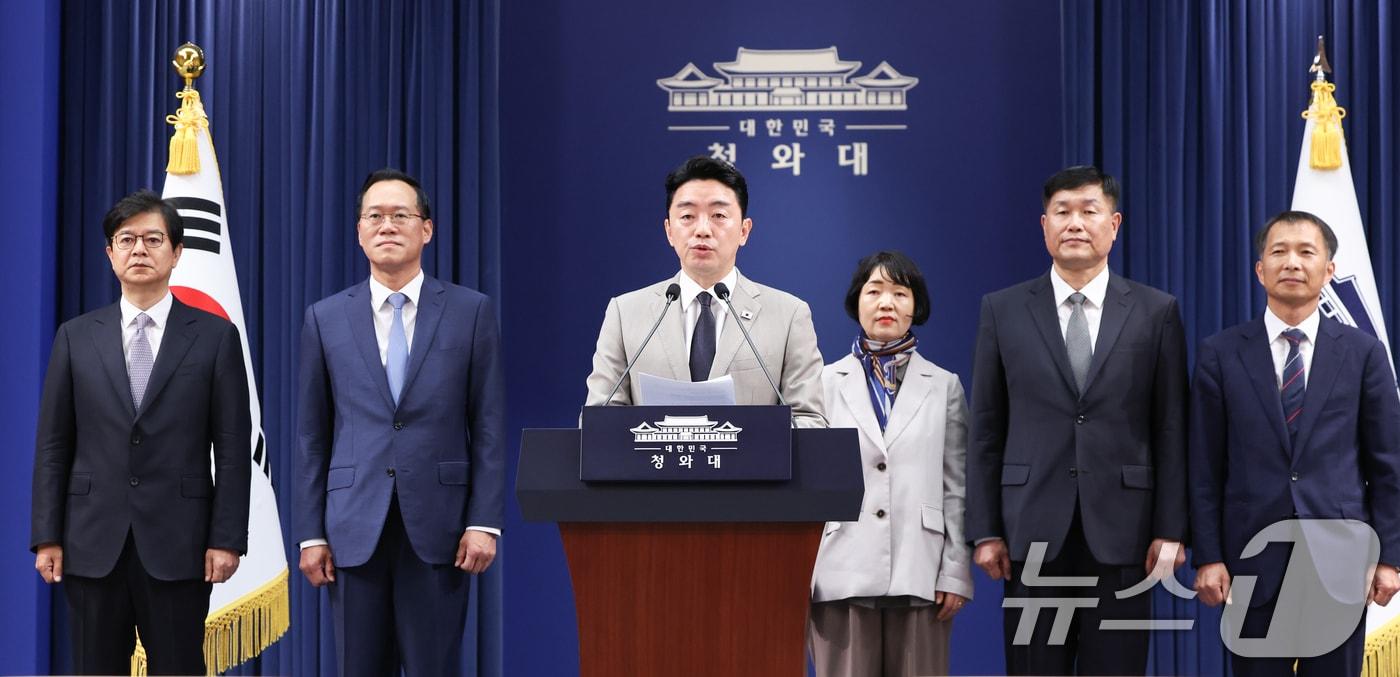 본문 이미지 - 강훈식 대통령비서실장이 21일 청와대 춘추관에서 수석비서관급 인선 발표를 하고 있다. 이재명 대통령은 이날 홍보소통수석비서관에 성기홍 전 연합뉴스 대표이사, 민정수석비서관에 한찬식 김앤장법률사무소 변호사, 사회수석비서관에 김경자 우석대 교수를 임명했다. 국가안보실 제1차장과 3차장엔 강건작 미래국방전략위원회 위원과 송기호 안보실 경제안보비서관을 발탁했다. 왼쪽부터 성기홍 홍보소통수석비서관, 한찬식 민정수석비서관, 강 비서실장, 김경자 사회수석비서관, 강건작 국가안보실 제1차장, 송기호 국가안보실 제3차장. 2026.6.21 ⓒ 뉴스1 허경 기자