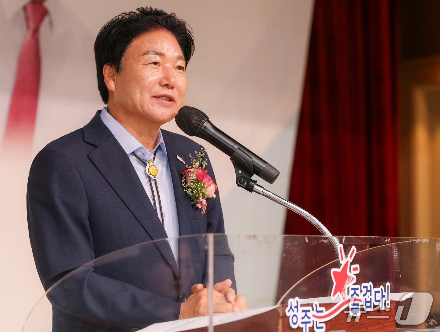 본문 이미지 - 이병환 성주군수가 지난 19일 열린 퇴임식에서 퇴임사를 하고 있다. (성주군 제공. 재판매 및 DB금지)/뉴스1