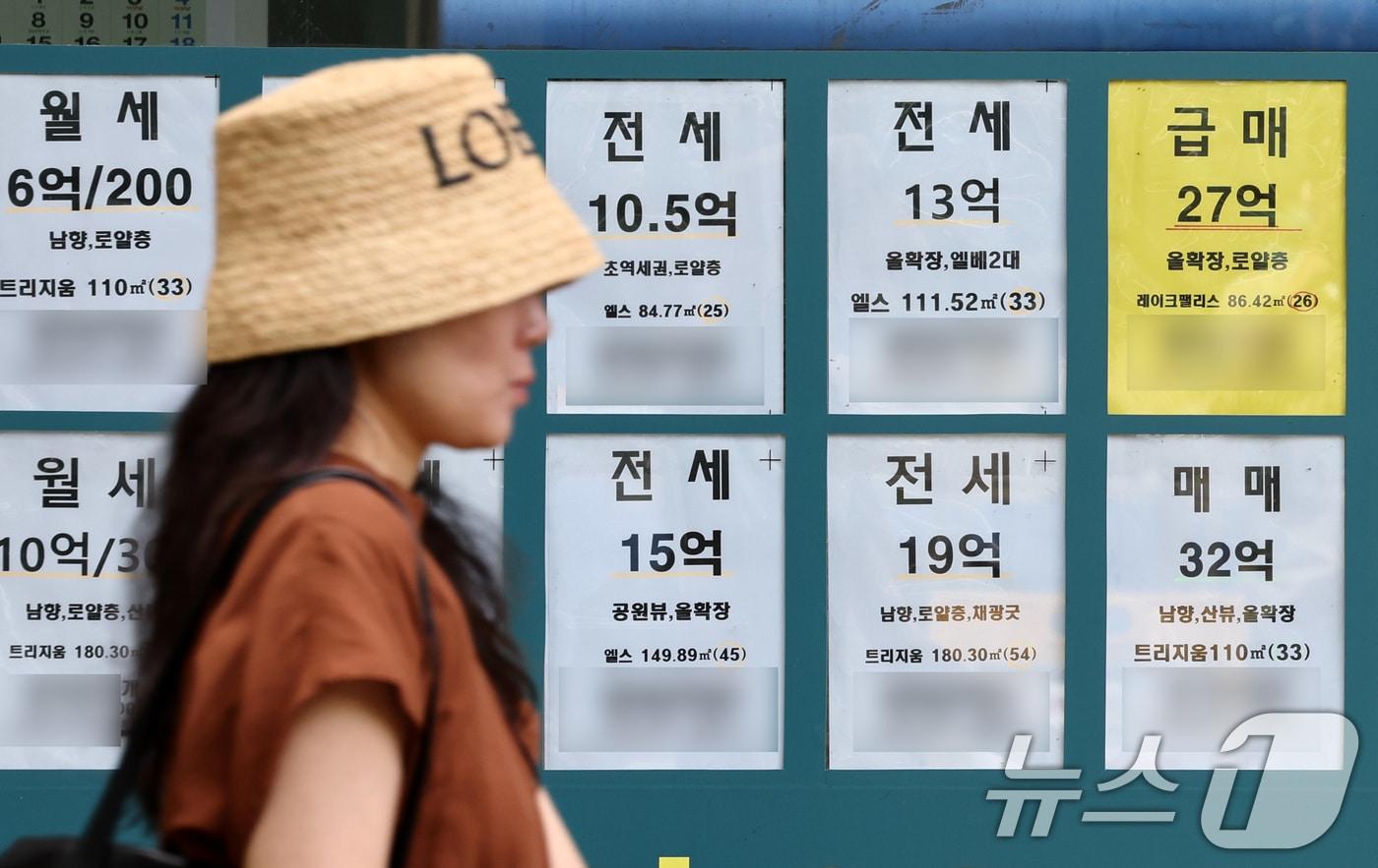 본문 이미지 - 사진은 21일 서울 송파구의 한 부동산 중개업소의 모습. 2026.6.21 ⓒ 뉴스1 최지환 기자
