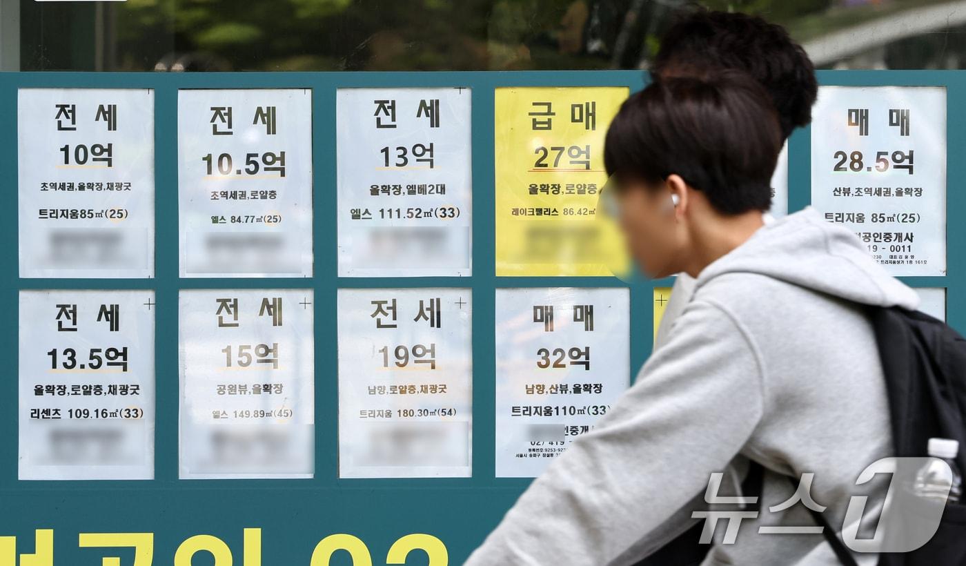 본문 이미지 - 서울 송파구의 한 부동산 중개업소의 모습. 2026.6.21 ⓒ 뉴스1 최지환 기자