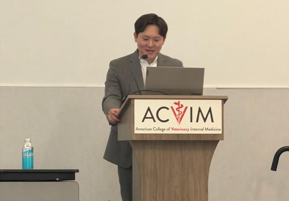본문 이미지 - 김도윤 본동물의료센터 종양내과 부장이 ACVIM 포럼 2026에서 반려동물 정밀항암치료를 주제로 강연하고 있다(본동물의료센터 제공). ⓒ 뉴스1