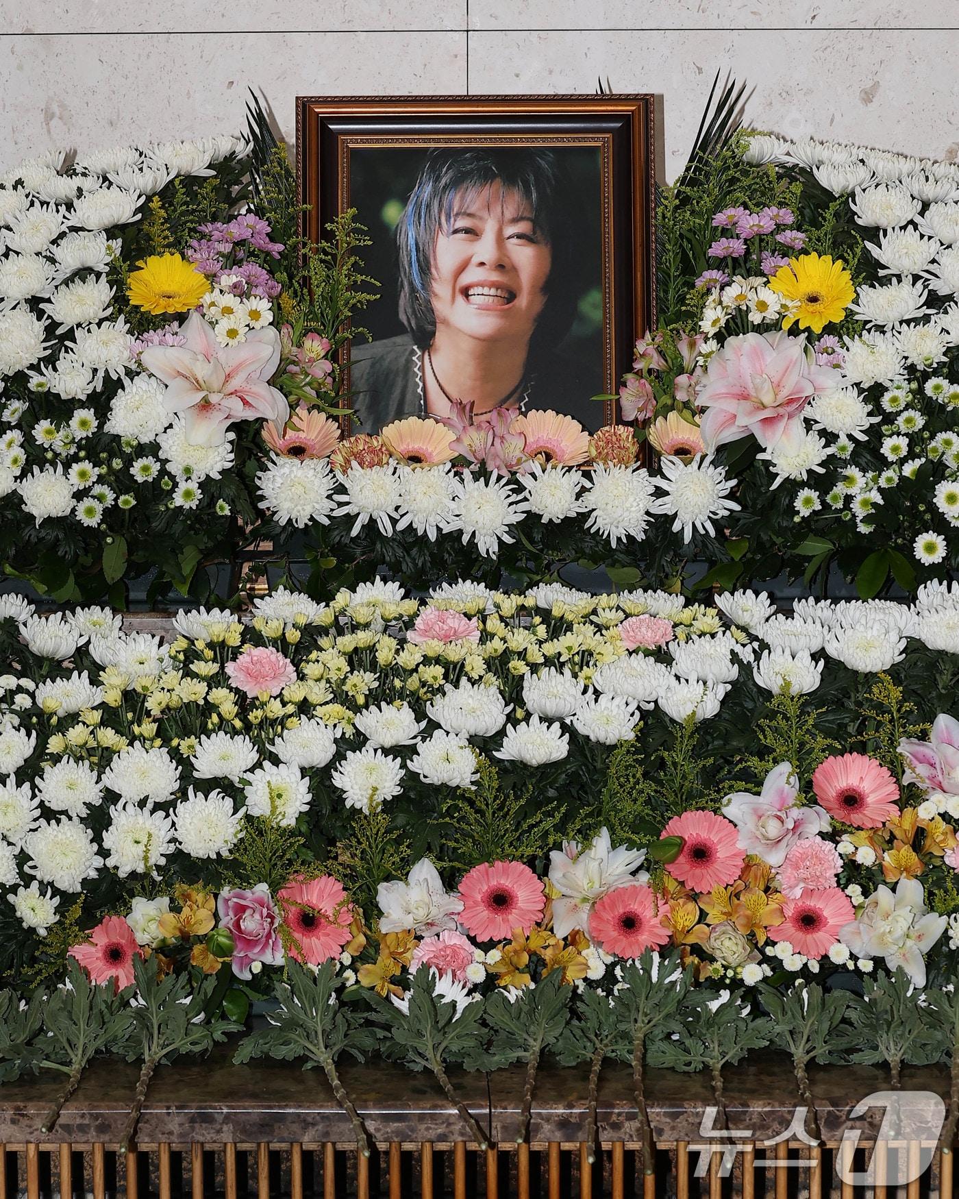 본문 이미지 - 가수 옥희(본명 김광숙) 영정 ⓒ 뉴스1 사진공동취재단