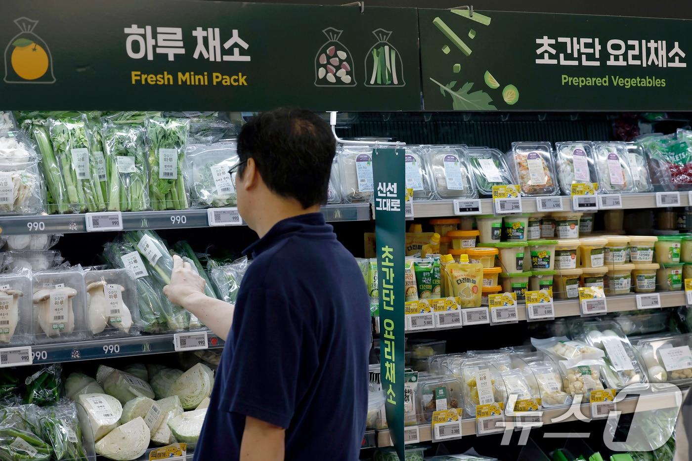 본문 이미지 - 계란과 닭고기 등 먹거리 가격이 잇따라 오르고 있는 21일 서울 시내의 한 대형마트를 찾은 고객이 대파 등을 고르고 있다. 2026.6.21 ⓒ 뉴스1 박정호 기자