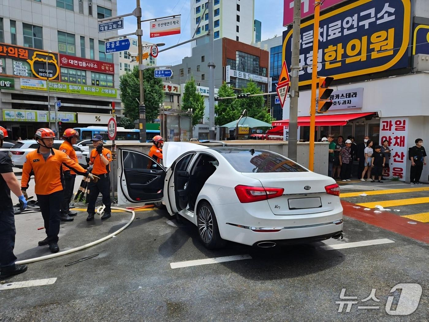 본문 이미지 - 부산 대연동의 한 내리막길에서 승용차가 보행자 4명을 덮쳐 2명이 숨지고 2명이 다쳤다. 사진은 사고 현장 모습.(부산소방재난본부 제공. 재판매 및 DB금지)