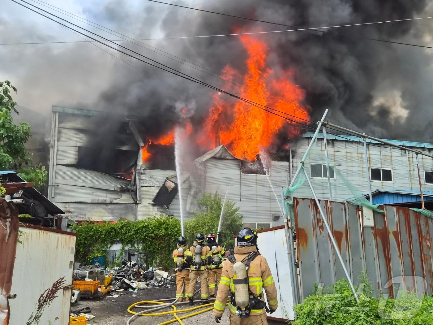 본문 이미지 - 21일 오후 2시 8분쯤 광주 광산구 송촌동 평동산단의 한 공장에서 불이 나 검은 연기가 치솟고 있다. (광산소방서 제공. 재판매 및 DB 금지) 2026.6.21 
