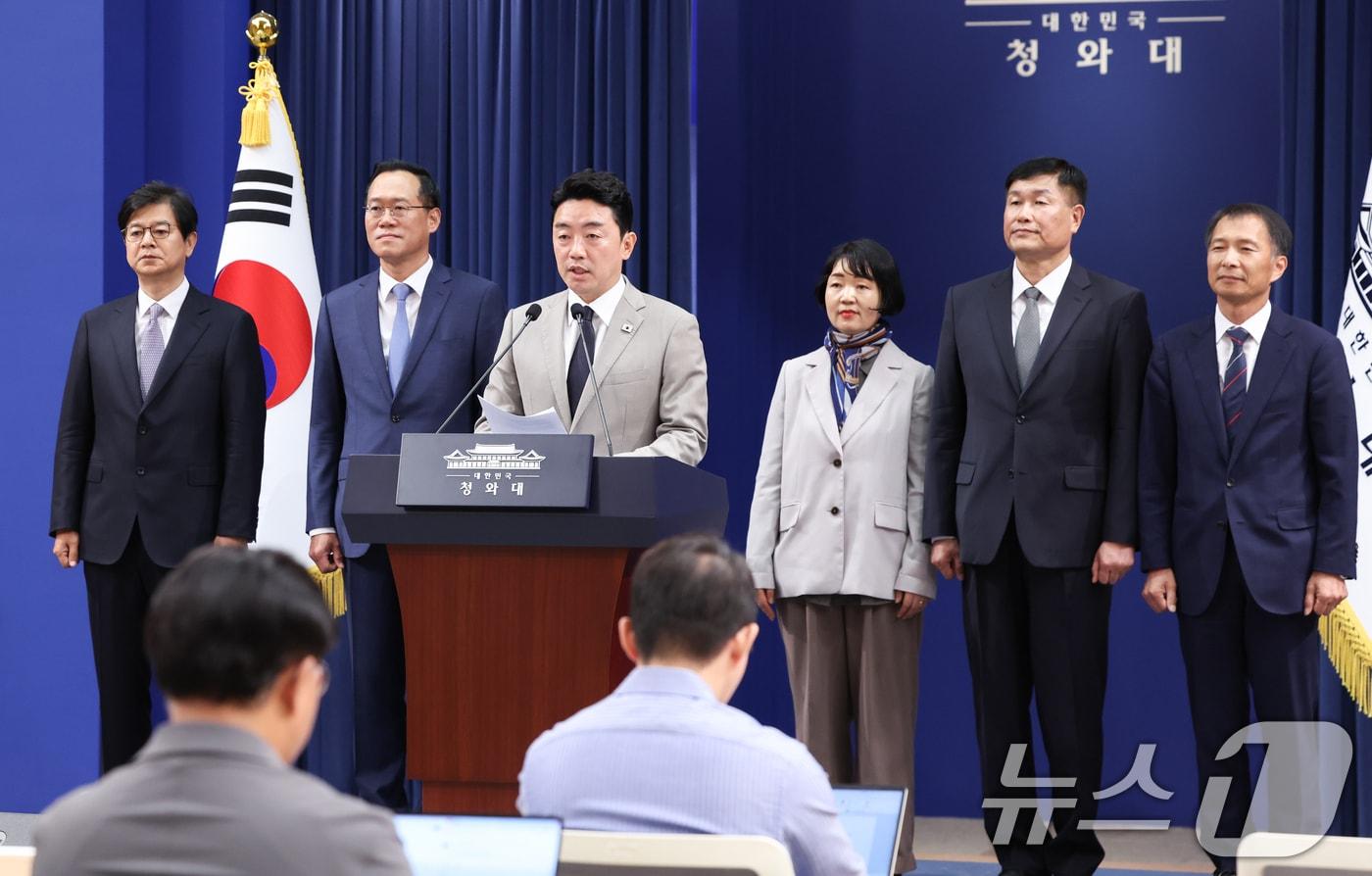 본문 이미지 - 강훈식 대통령비서실장이 21일 청와대 춘추관에서 수석비서관급 인선 발표를 하고 있다. 2026.6.21 ⓒ 뉴스1 허경 기자