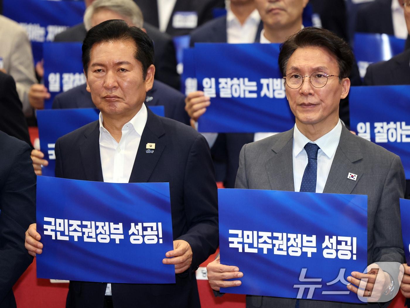 본문 이미지 - 김민석 국무총리와 정청래 더불어민주당 대표가 21일 오후 서울 여의도 국회 의원회관에서 열린 '2026 6·3지방선거 단체장 당선자 워크숍'에서 손팻말을 들고 결의문 낭독 퍼포먼스를 하고 있다. 2026.6.21 ⓒ 뉴스1 황기선 기자