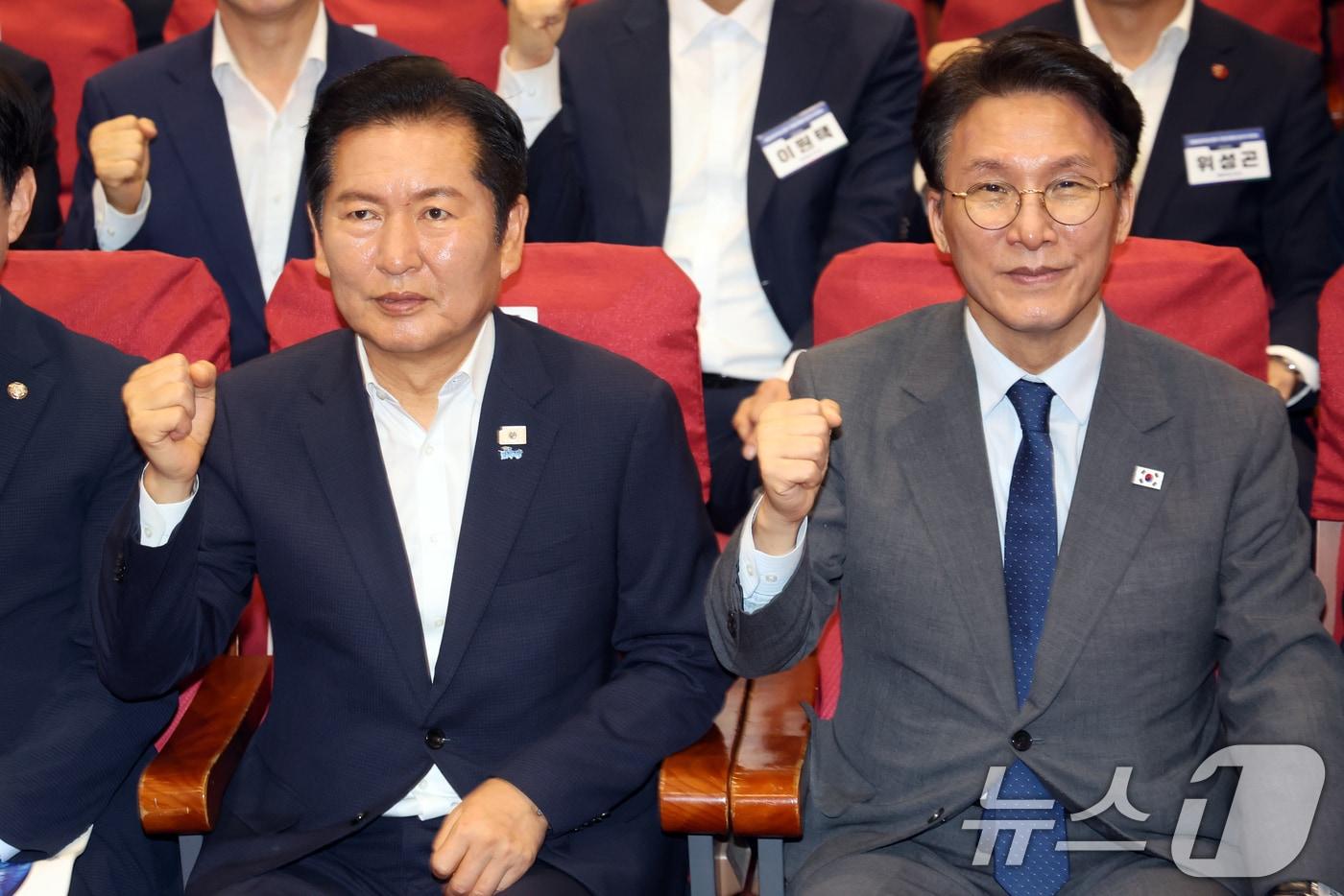 본문 이미지 - 김민석 국무총리와 정청래 더불어민주당 대표가 21일 오후 서울 여의도 국회 의원회관에서 열린 '2026 6·3지방선거 단체장 당선자 워크숍'에서 파이팅을 외치고 있다. 2026.6.21 ⓒ 뉴스1 황기선 기자