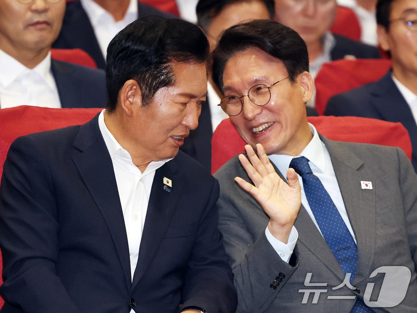 본문 이미지 - 김민석 국무총리와 정청래 더불어민주당 대표가 21일 오후 서울 여의도 국회 의원회관에서 열린 '2026 6·3지방선거 단체장 당선자 워크숍'에서 대화를 나누고 있다. 2026.6.21 ⓒ 뉴스1 황기선 기자