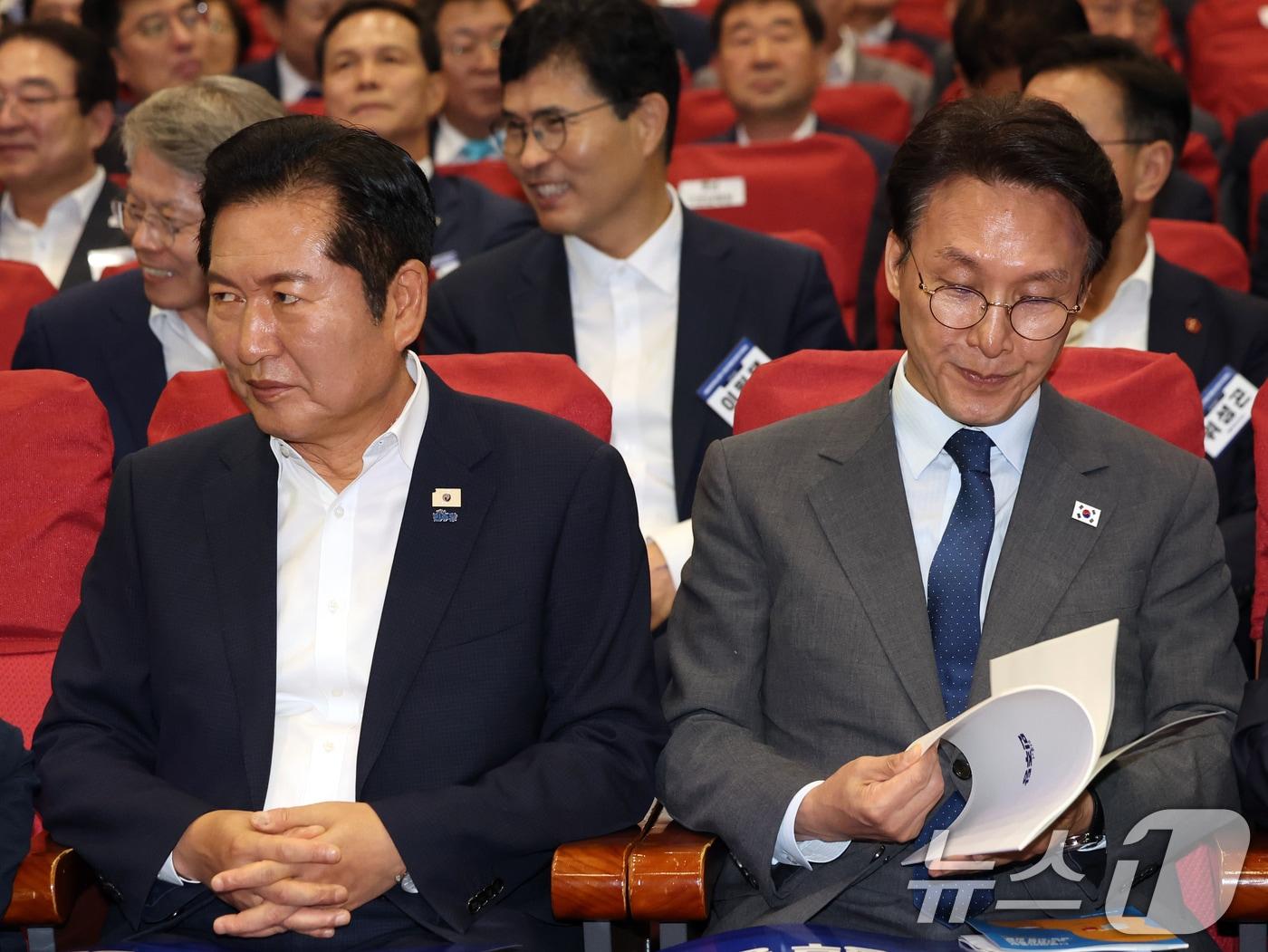 본문 이미지 - 김민석 국무총리와 정청래 더불어민주당 대표가 지난 21일 오후 서울 여의도 국회 의원회관에서 열린 '2026 6·3지방선거 단체장 당선자 워크숍'에 자리하고 있다. 2026.6.21 ⓒ 뉴스1 황기선 기자