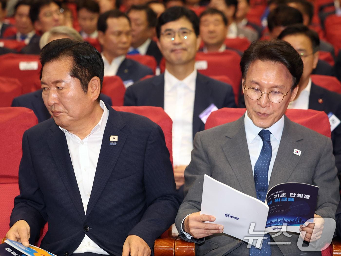 본문 이미지 - 김민석 국무총리와 정청래 더불어민주당 대표가 21일 오후 서울 여의도 국회 의원회관에서 열린 '2026 6·3지방선거 단체장 당선자 워크숍'에 자리하고 있다. 2026.6.21 ⓒ 뉴스1 황기선 기자