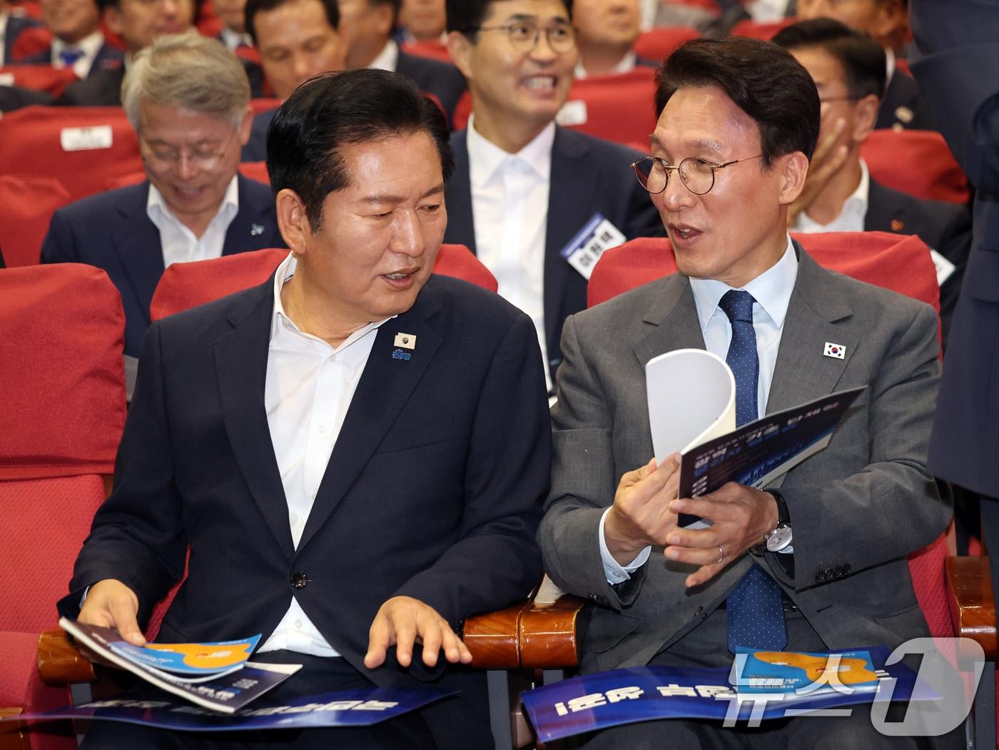 본문 이미지 - 김민석 국무총리와 정청래 더불어민주당 대표가 21일 오후 서울 여의도 국회 의원회관에서 열린 '2026 6·3지방선거 단체장 당선자 워크숍'에서 대화를 나누고 있다. 2026.6.21 ⓒ 뉴스1 황기선 기자