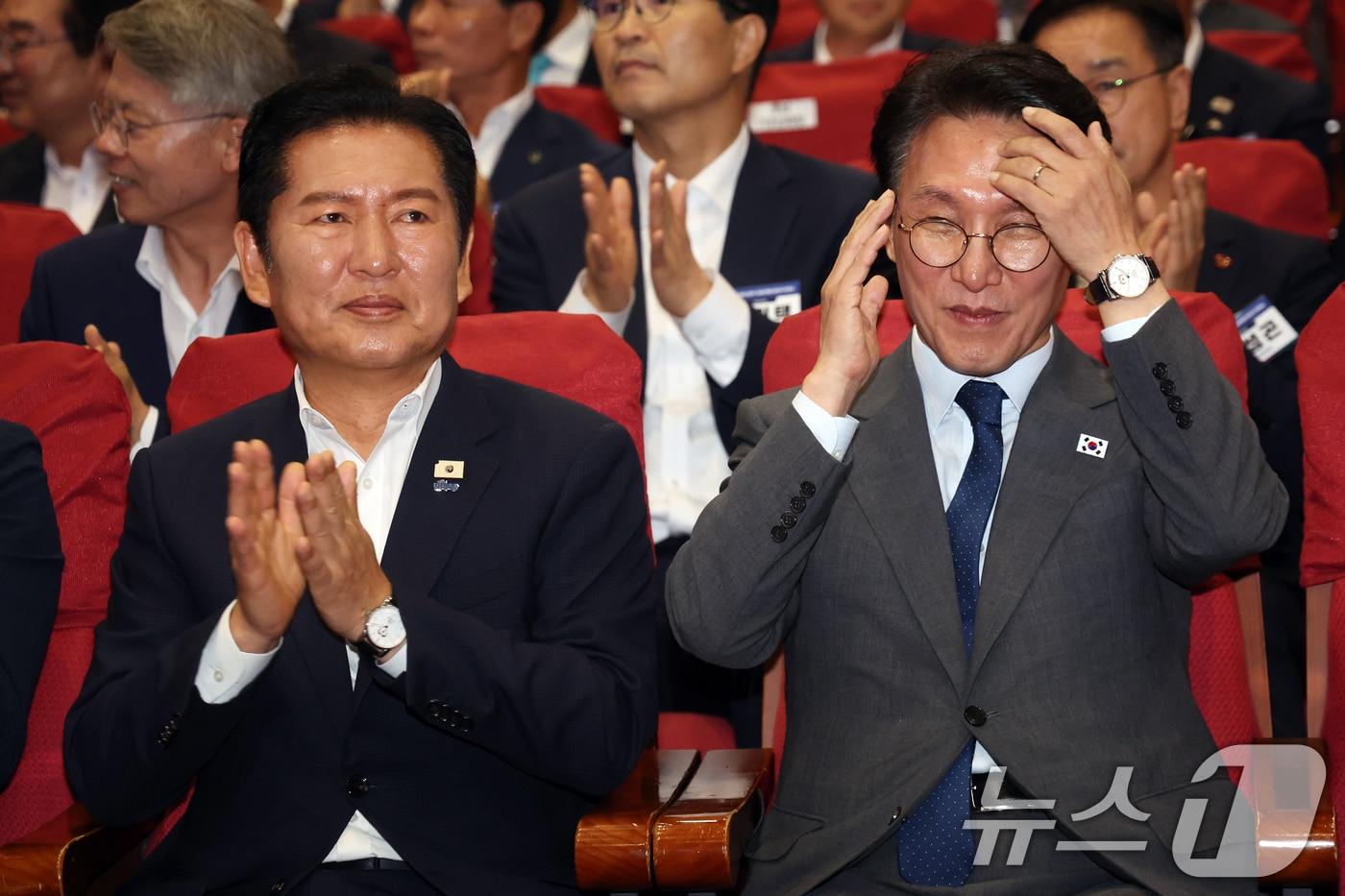 본문 이미지 - 김민석 국무총리와 정청래 더불어민주당 대표가 21일 오후 서울 여의도 국회 의원회관에서 열린 '2026 6·3지방선거 단체장 당선자 워크숍'에 이재명 대통령 시계를 차고 자리하고 있다. 2026.6.21 ⓒ 뉴스1 황기선 기자