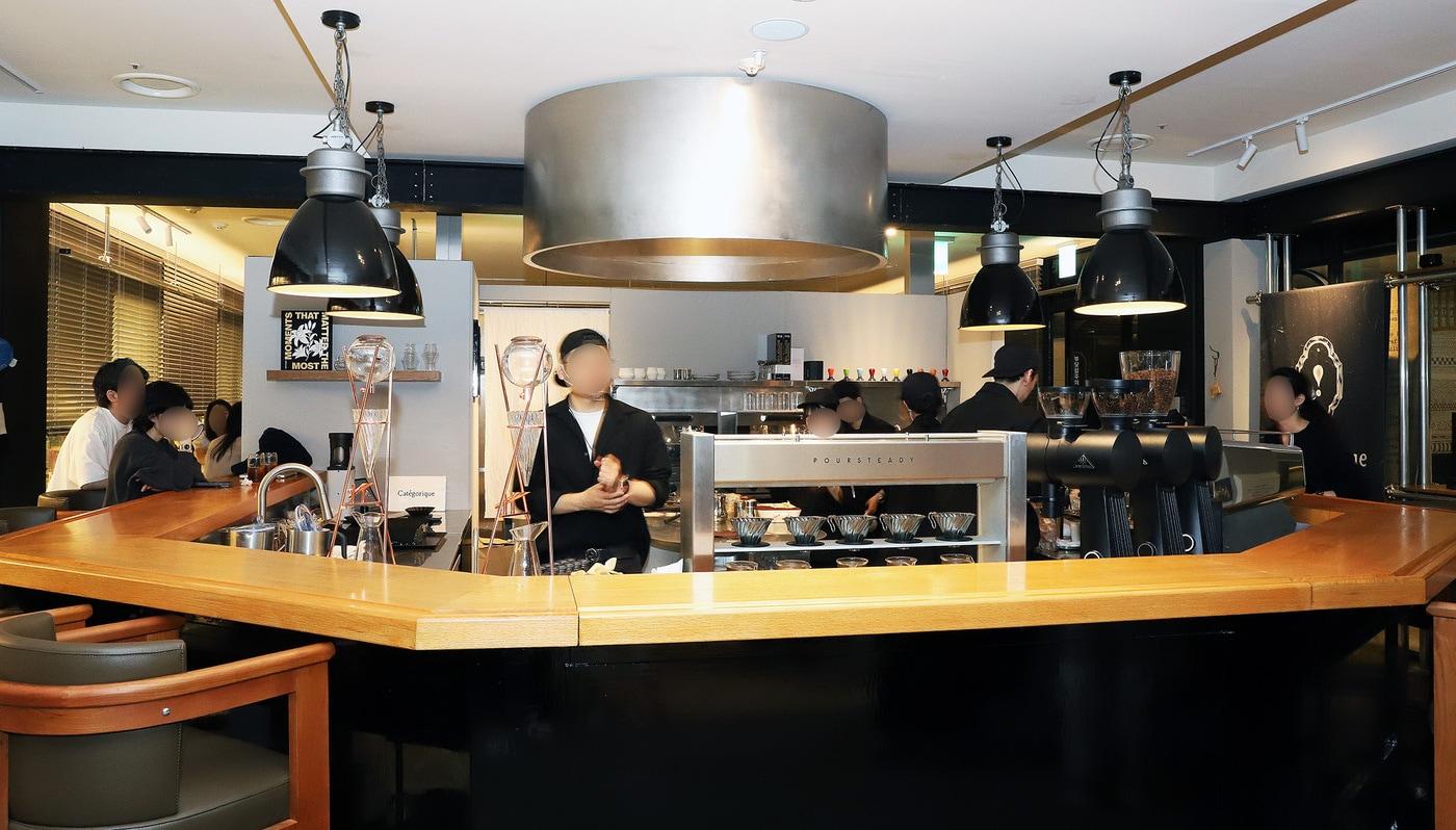 본문 이미지 - 신세계백화점 강남점 11층에 새롭게 오픈한 카테고릭 카페 매장 사진.(신세계백화점 제공)