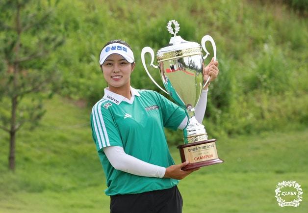 본문 이미지 - 21일 경기 안산 더헤븐 컨트리클럽에서 열린 인카금융 더 헤븐 마스터즈에서 우승을 차지한 서교림이 트로피를 들고 기념촬영을 하고 있다. (KLPGA 제공. 재판매 및 DB 금지) 2026.6.21 ⓒ 뉴스1