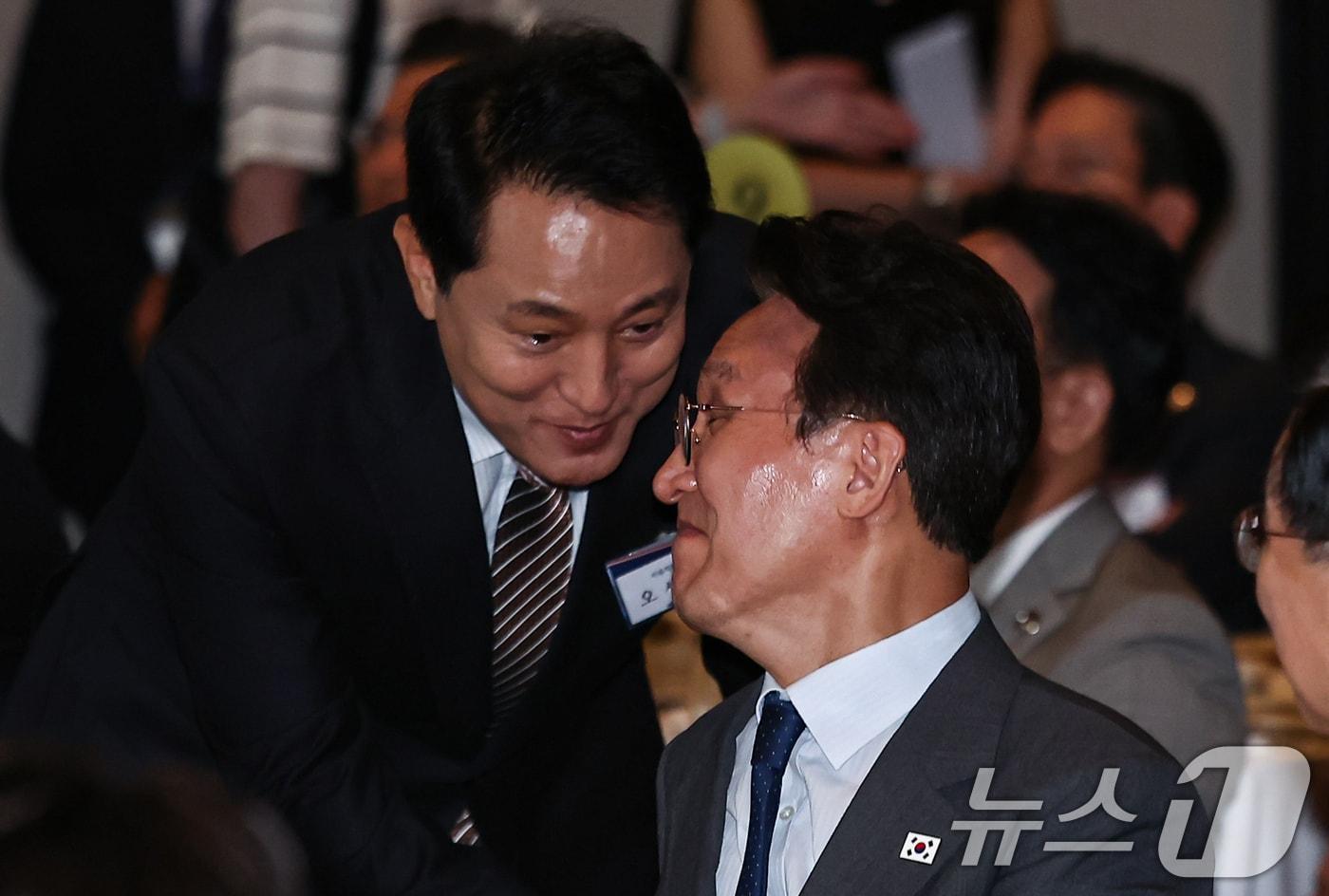 본문 이미지 - 김민석 더불어민주당 대표이 오세훈 시장과 인사를 나누고 있다. 2026.6.21 ⓒ 뉴스1 김도우 기자