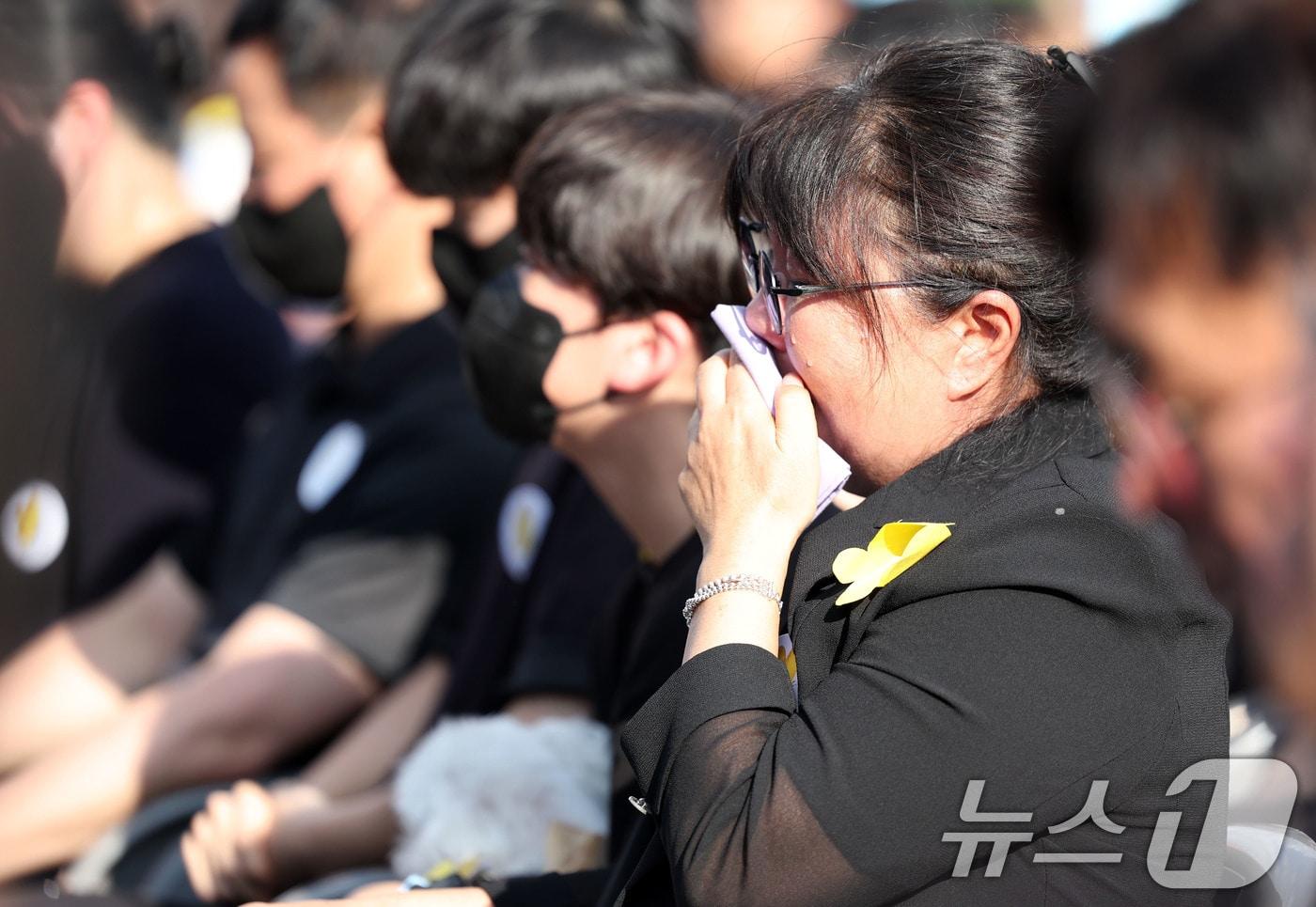 본문 이미지 - 21일 광주 광산구 신창동 시민협치진흥원 주차장에서 열린 광주 여고생 흉기 사건 피해자인 고 이채원 양의 49재 추모제에서 참석자들이 눈물을 흘리고 있다. 2026.6.21 ⓒ 뉴스1 이승현 기자
