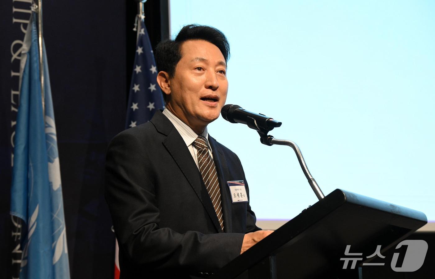 본문 이미지 - 오세훈 서울시장이 21일 용산구 그랜드하얏트 서울에서 열린 '한미수호 평화 컨퍼런스'에서 6.25전쟁 참전용사들에게 감사를 전하고 있다.(서울시 제공)