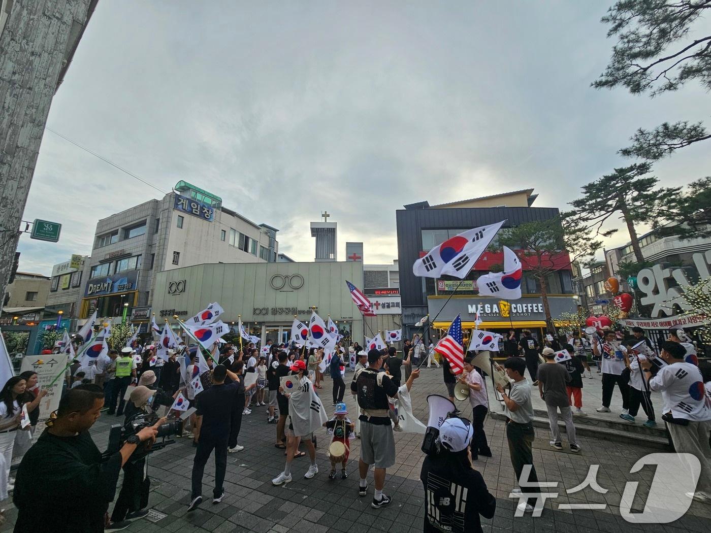본문 이미지 - 경북 안동시 웅부공원에서 21일 2030청년층부터 장년층까지, 가족단위 등 약 250여명이 모여 '부정선거 재선거, 당일투표 수개표'를 외쳤다. 2026.6.21 ⓒ 뉴스1 신성훈 기자