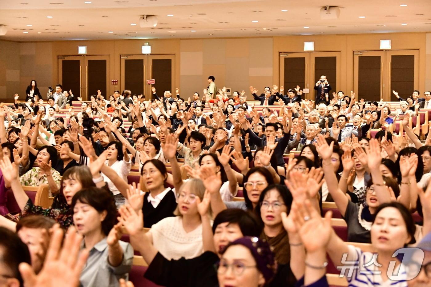 본문 이미지 - 한국교회총연합이 '6.25 한국전쟁 76주년 한국교회 연합예배'를 지난 21일 경기 수원명성교회에서 열었다. 남북통일과 한반도 평화를 위한 성명서를 발표한 이번 연합예배에는 한국교회 지도자와 성도 약 2000명이 참석했고, 북한기독교총연합회에 선교사역 지원금도 전달했다.
