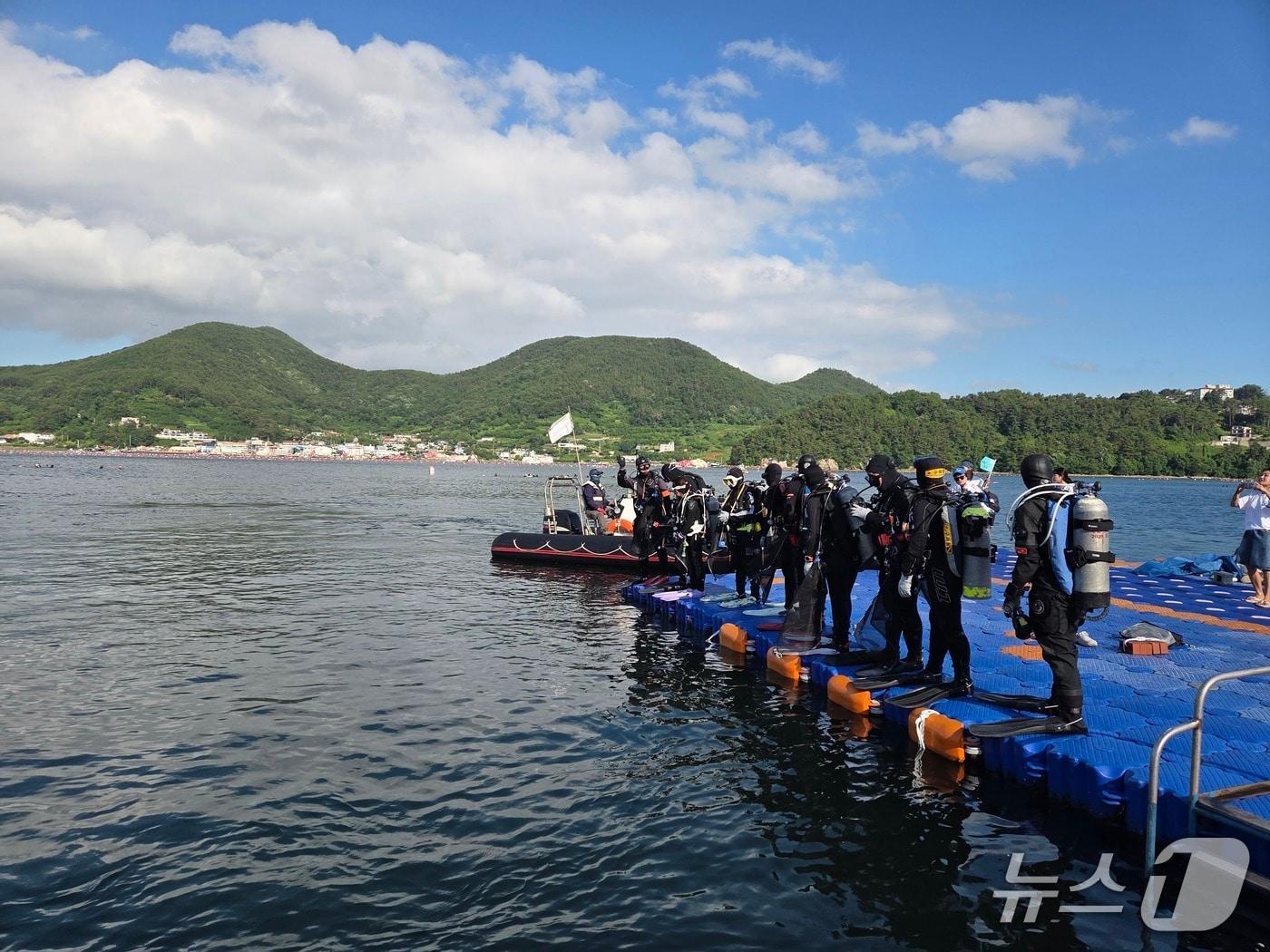 본문 이미지 - 20일 통영 죽림만 내죽도 수변공원 인근 바다에서 다이버들이 수중 정화 활동을 위한 입수를 준비하고 있다.(경남도 제공. 재판매 및 DB금지)