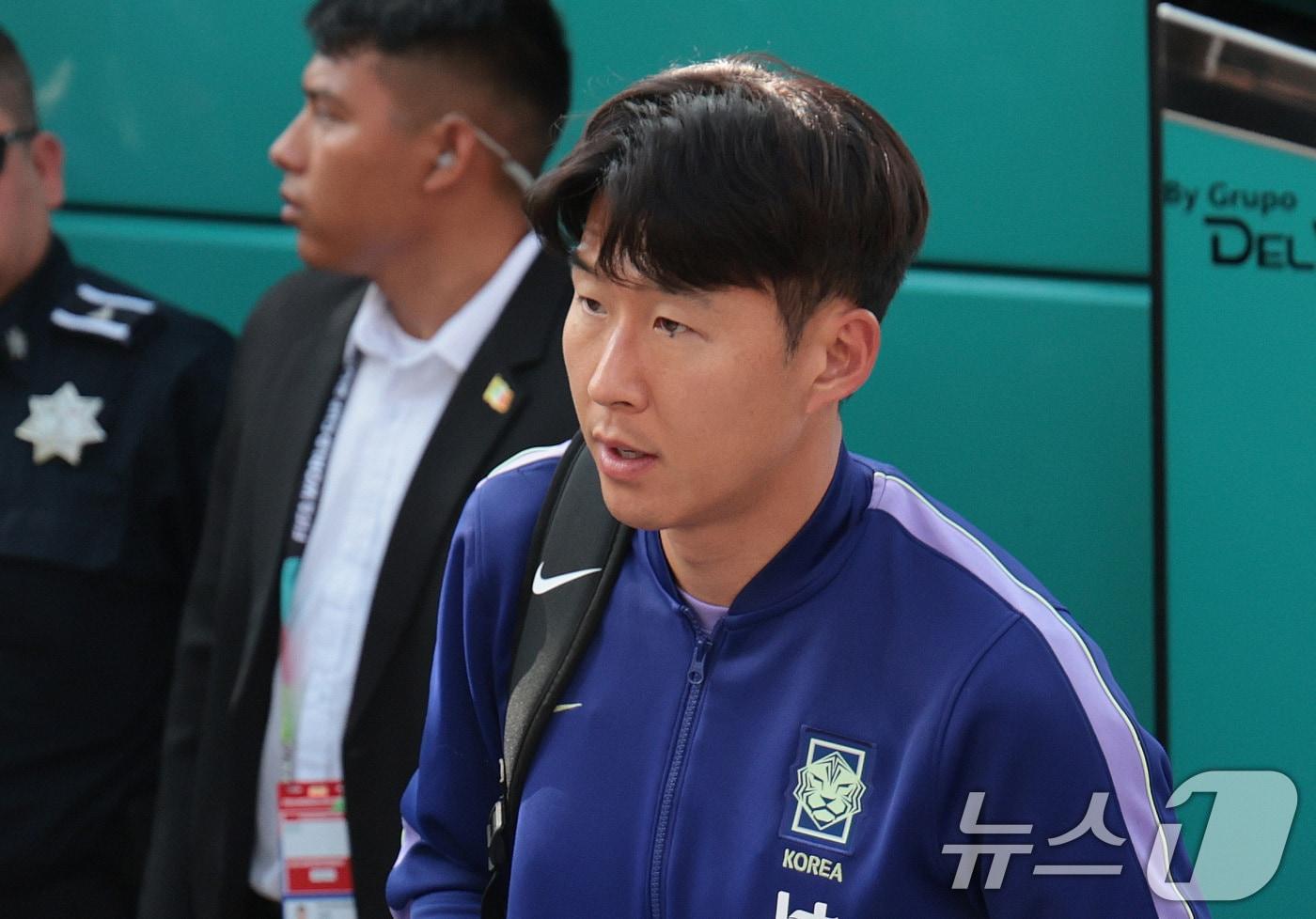 본문 이미지 - 대한민국 축구국가대표팀 손흥민이 21일(현지시간) 멕시코 몬테레이의 대표팀 숙소에 도착하고 있다. 2026.6.22 ⓒ 뉴스1 박지혜 기자