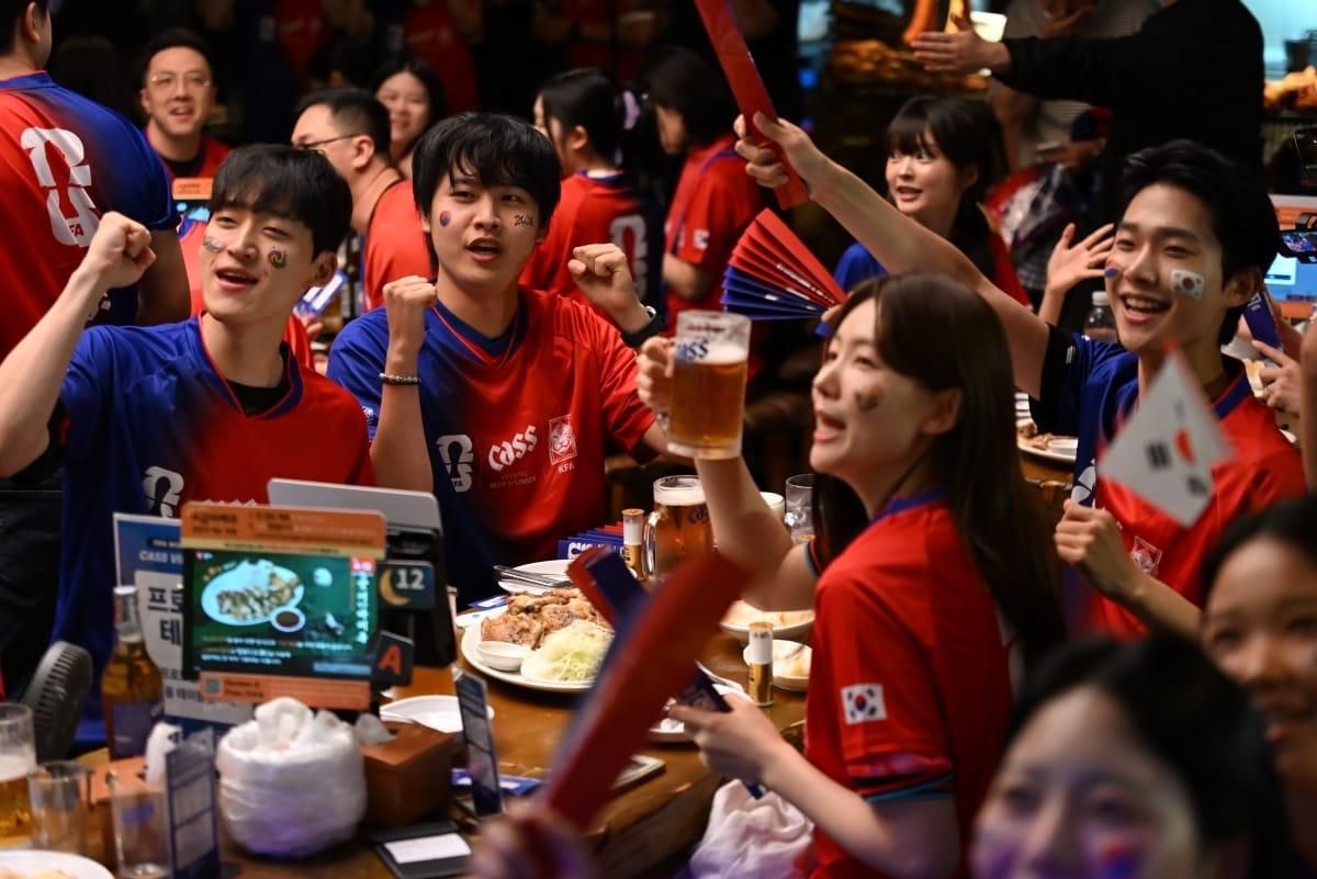 본문 이미지 - 카스 뷰잉펍 현장에서 소비자들이 대한민국 축구국가대표팀 경기를 함께 관람하고 있다.(오비맥주 제공)