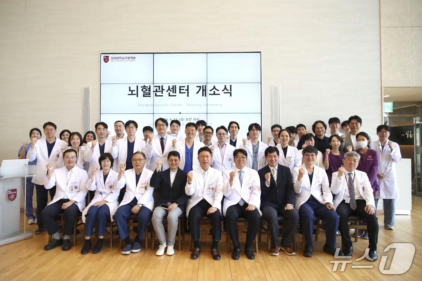 본문 이미지 - 민병욱 고려대 구로병원장, 윤원기 뇌혈관센터장을 비롯해 박석규 대한뇌혈관내치료의학장, 차재관 대한뇌졸중학장 등 내·외빈과 의료진이 기념촬영을 하고 있다.(고려대 구로병원 제공)
