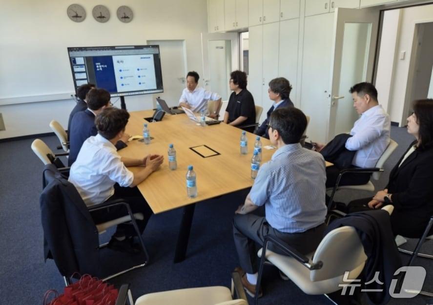 본문 이미지 - 한국로봇산업진흥원과 두산로보틱스, 한국전자기술연구원 관계자들이 국내 로봇기업의 유럽시장 진출 확대를 위한 회의를 하고 있다.(로봇산업진흥원 제공, 재판매 및 DB 금지)