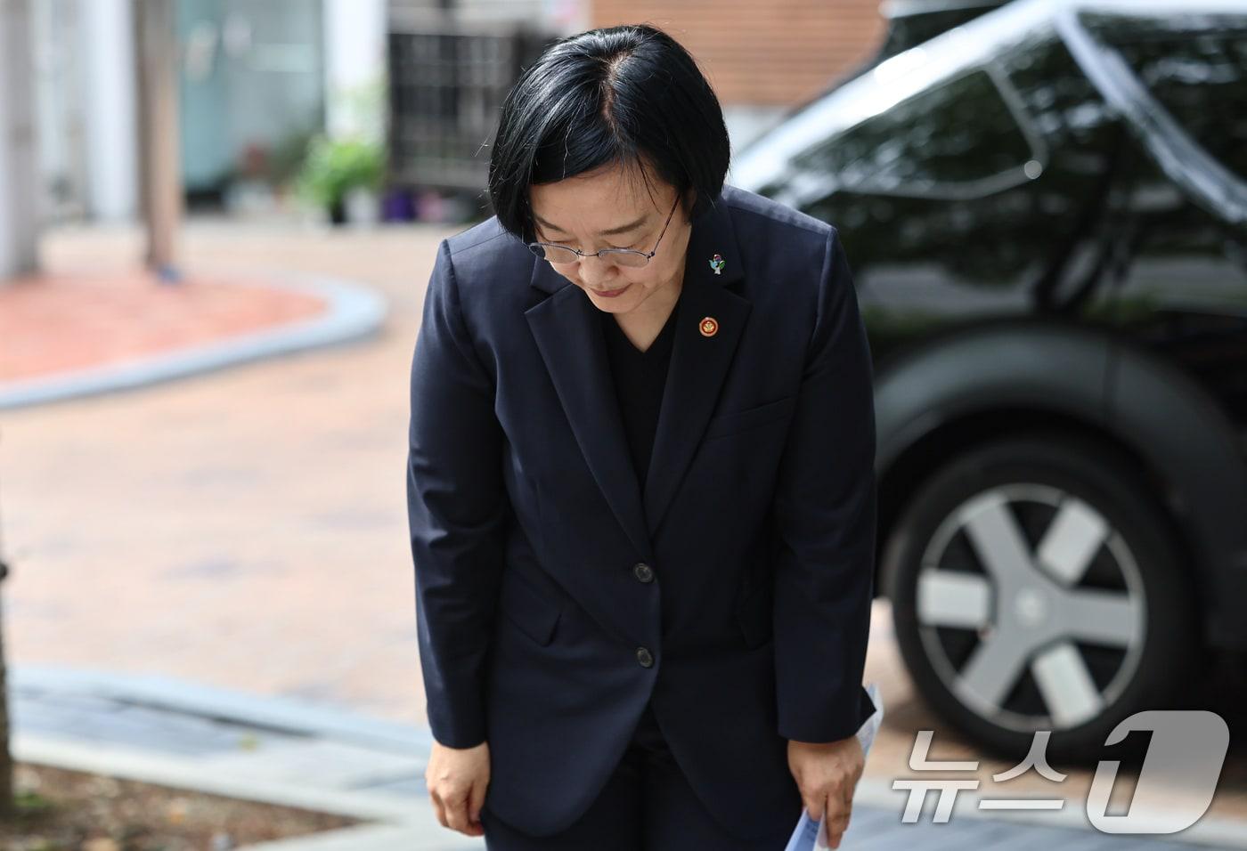 본문 이미지 - 한성숙 국무총리 후보자가 22일 서울 종로구 금융감독원 연수원에 마련된 인사청문회 준비 사무실에 출근하며 모두의 창업 정보유출 사태에 대해 고개숙여 사과하고 있다. 2026.6.22 ⓒ 뉴스1 김도우 기자